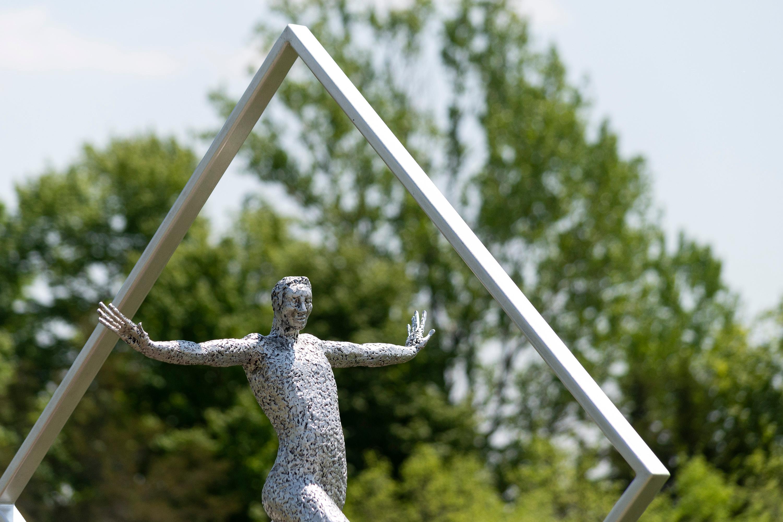 Equilibre Carré (Equilibrio Cuadrado) - gran escultura figurativa de aluminio para exteriores en venta 2