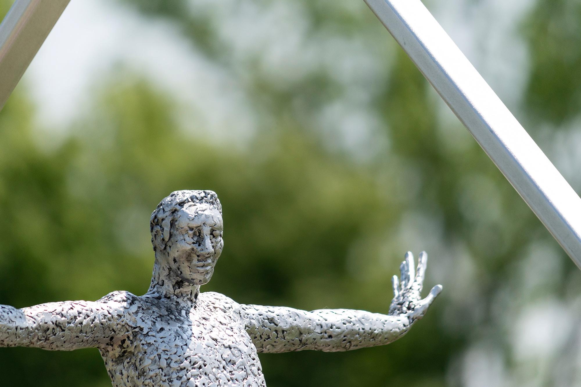 Equilibre Carré (Equilibrio Cuadrado) - gran escultura figurativa de aluminio para exteriores en venta 3