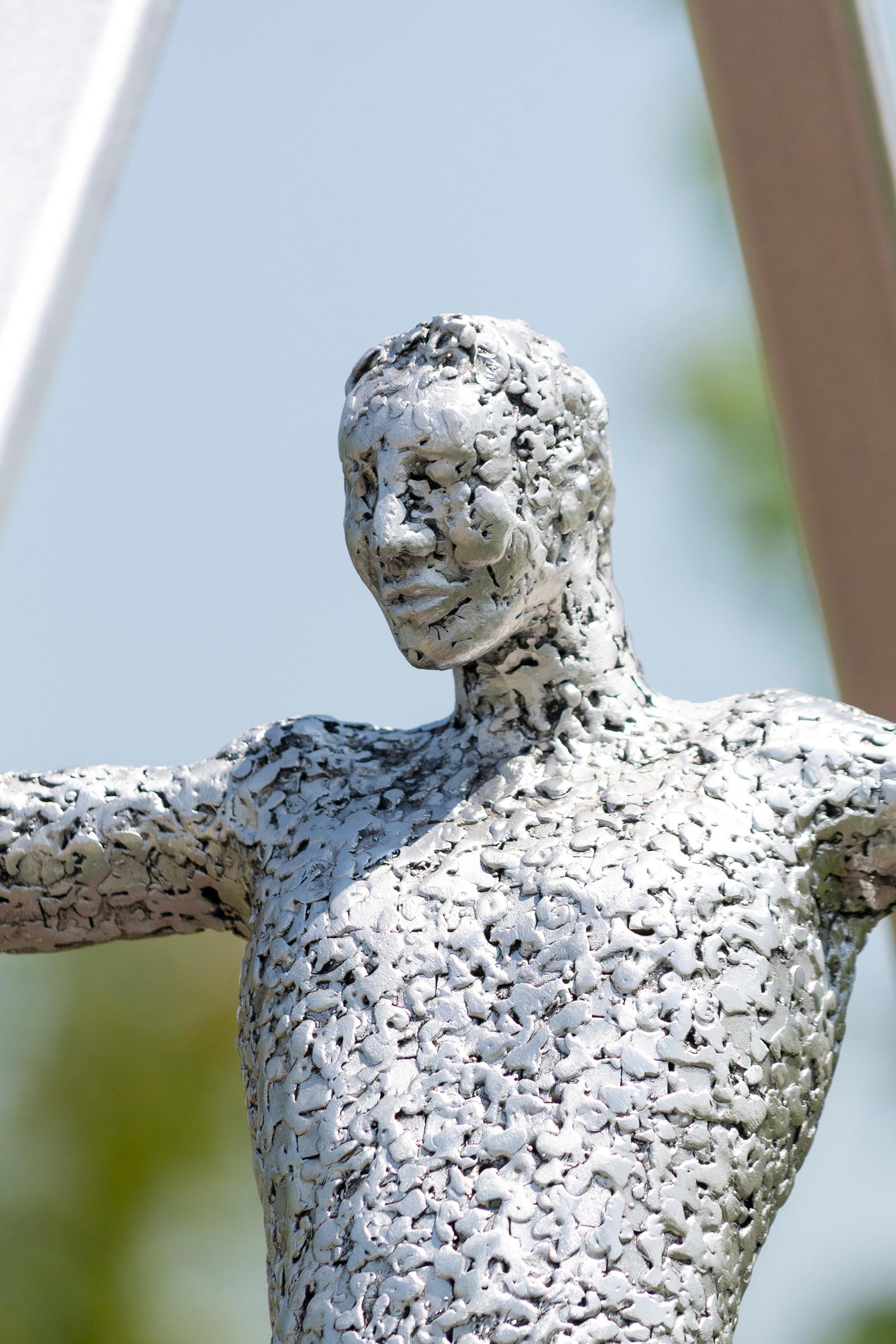 Equilibre Carré (Equilibrio Cuadrado) - gran escultura figurativa de aluminio para exteriores en venta 4