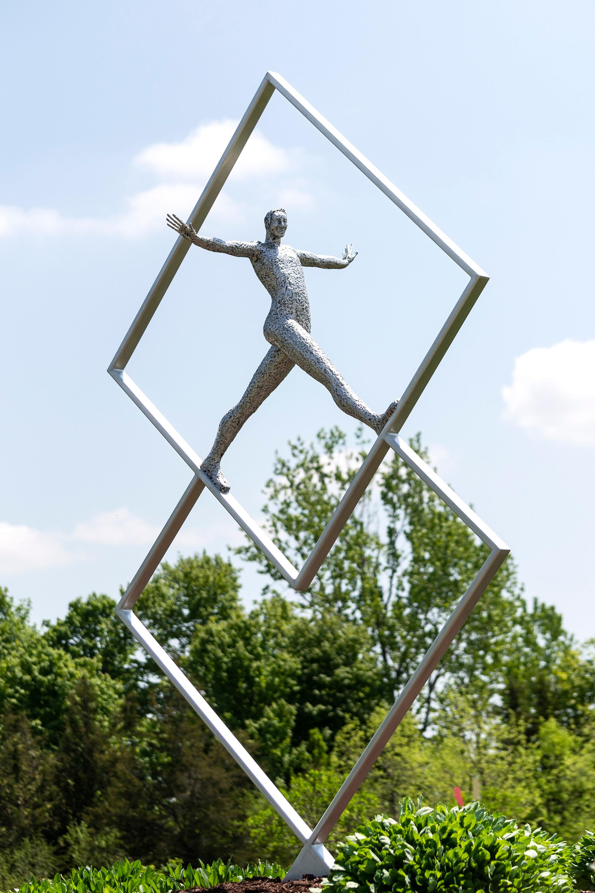 Figurative Sculpture de Paul Duval - Equilibre Carré (Equilibrio Cuadrado) - gran escultura figurativa de aluminio para exteriores