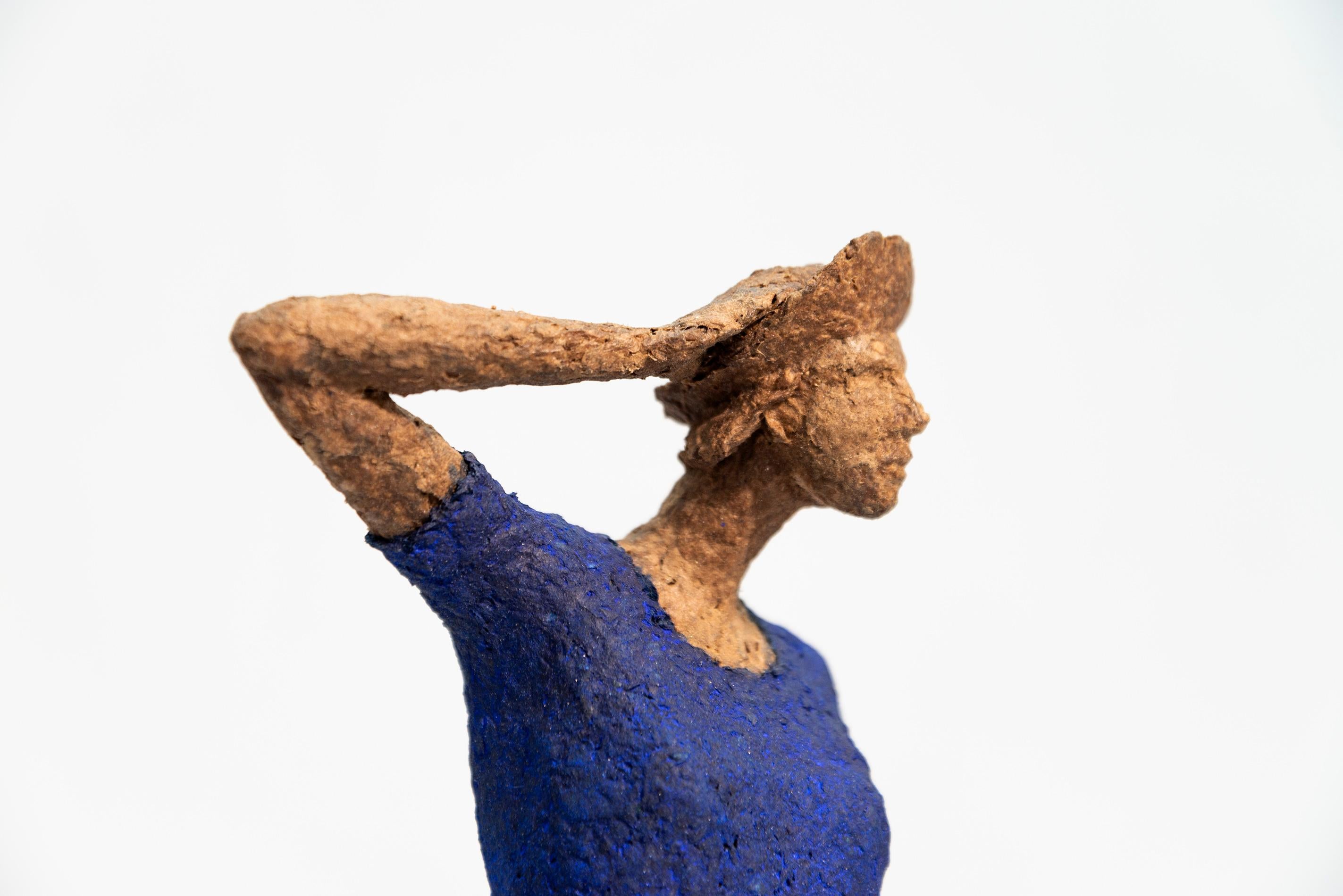 Les fascinantes figures sculptées de Paul Duval capturent un moment d'émotion dans le temps. Dans une série de pièces de table, l'artiste québécois utilise du papier mâché, du fil de fer et de l'acier pour créer des personnages uniques qui