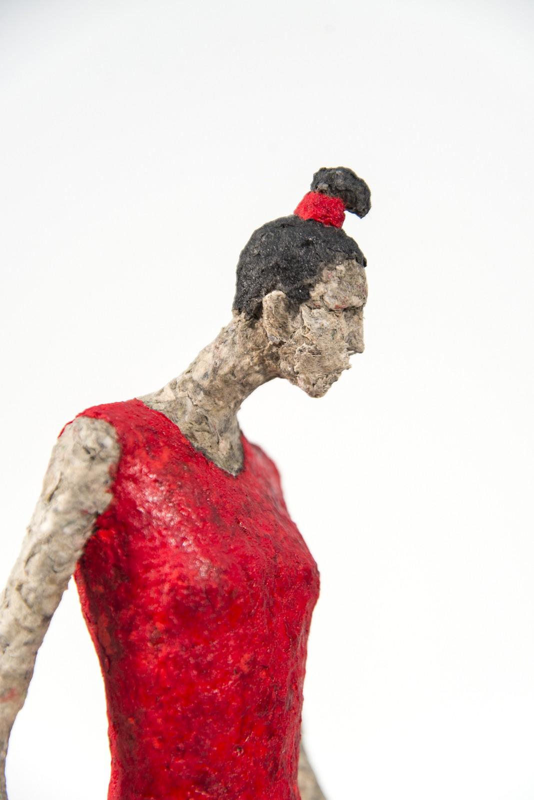 Quebecois sculptor Paul Duval has created a series of expressive paper mache and wire figurative sculptures. Each one exudes a different personality evident in their posture, gesture, and colour. 

An imposing female figure stands, arms