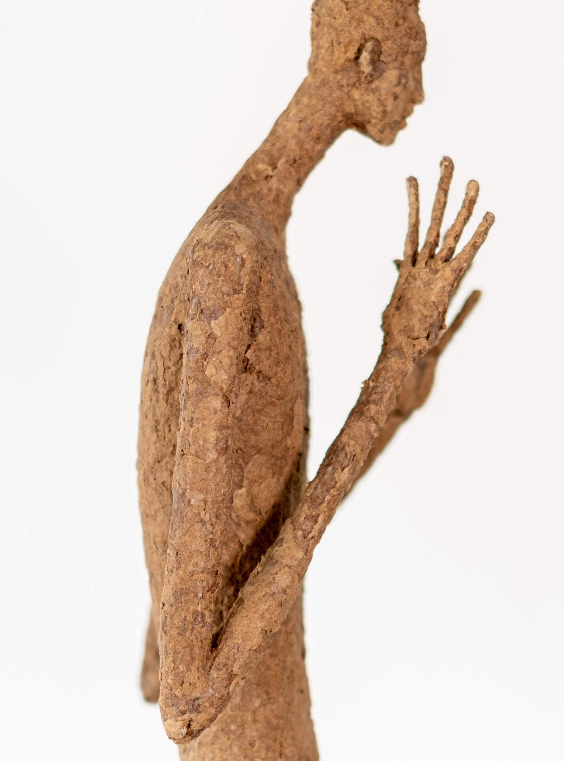 Georges - escultura contemporánea, con textura, masculina, figurativa, de papel Maché 6