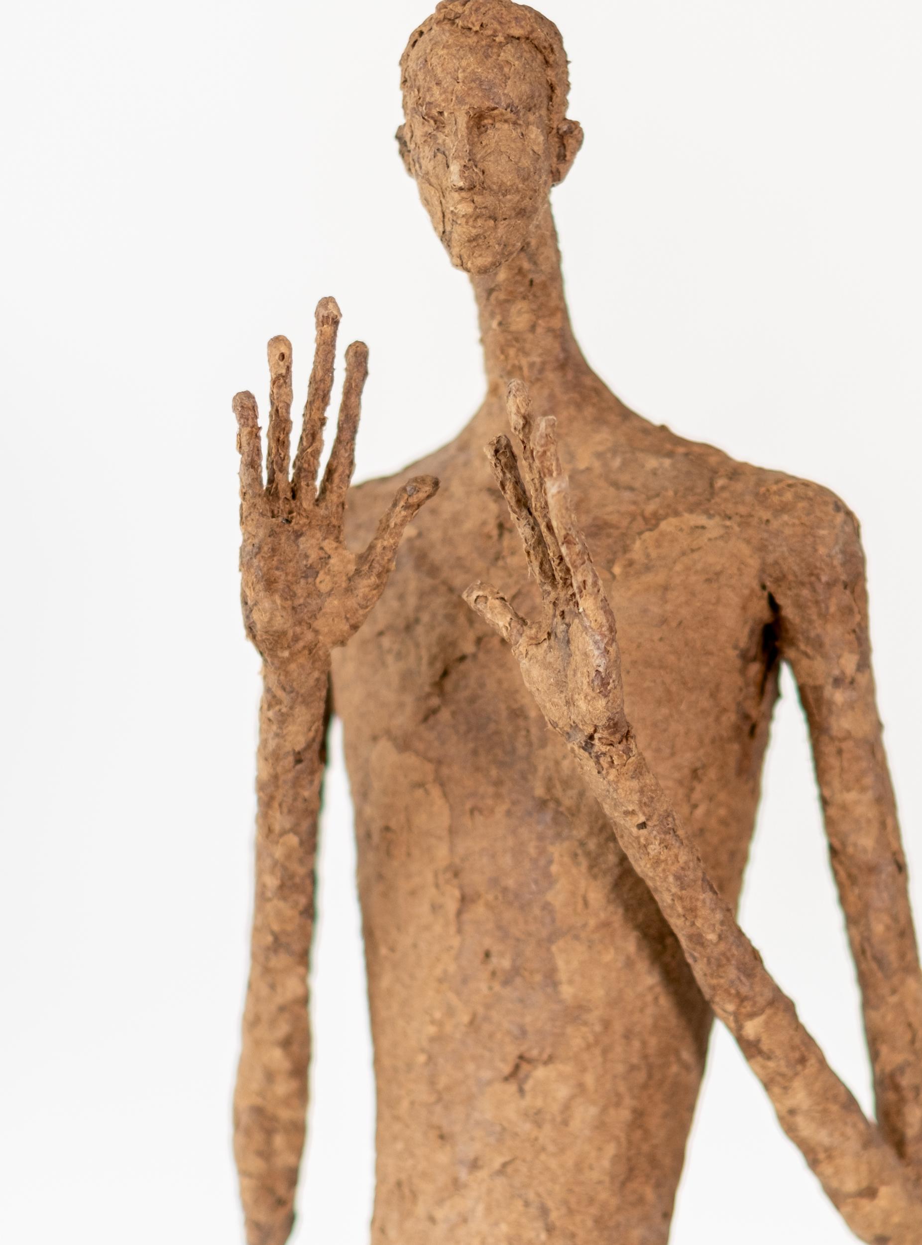 Georges - escultura contemporánea, con textura, masculina, figurativa, de papel Maché 7