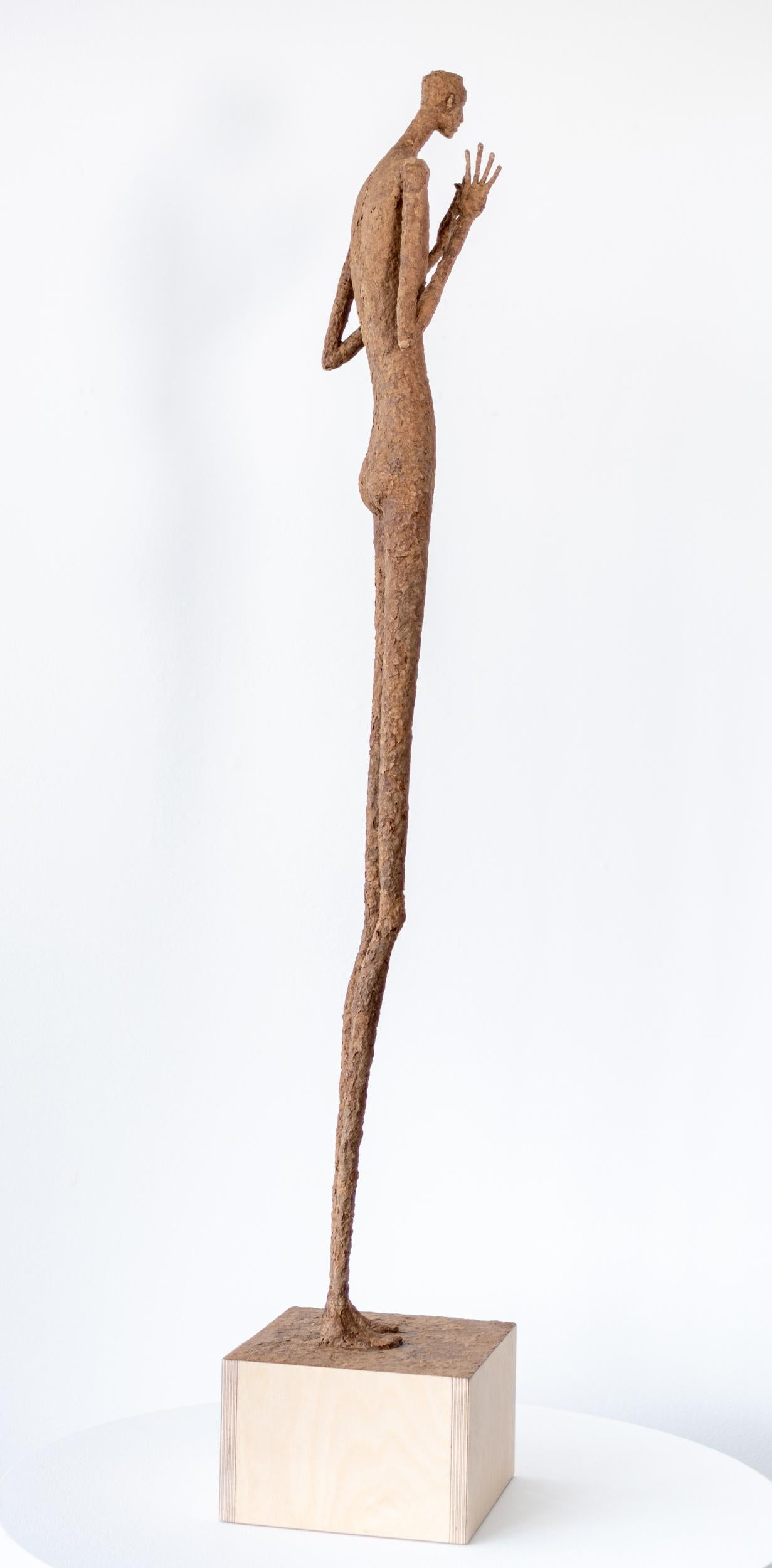 Georges - escultura contemporánea, con textura, masculina, figurativa, de papel Maché - Figurative Sculpture Gris de Paul Duval