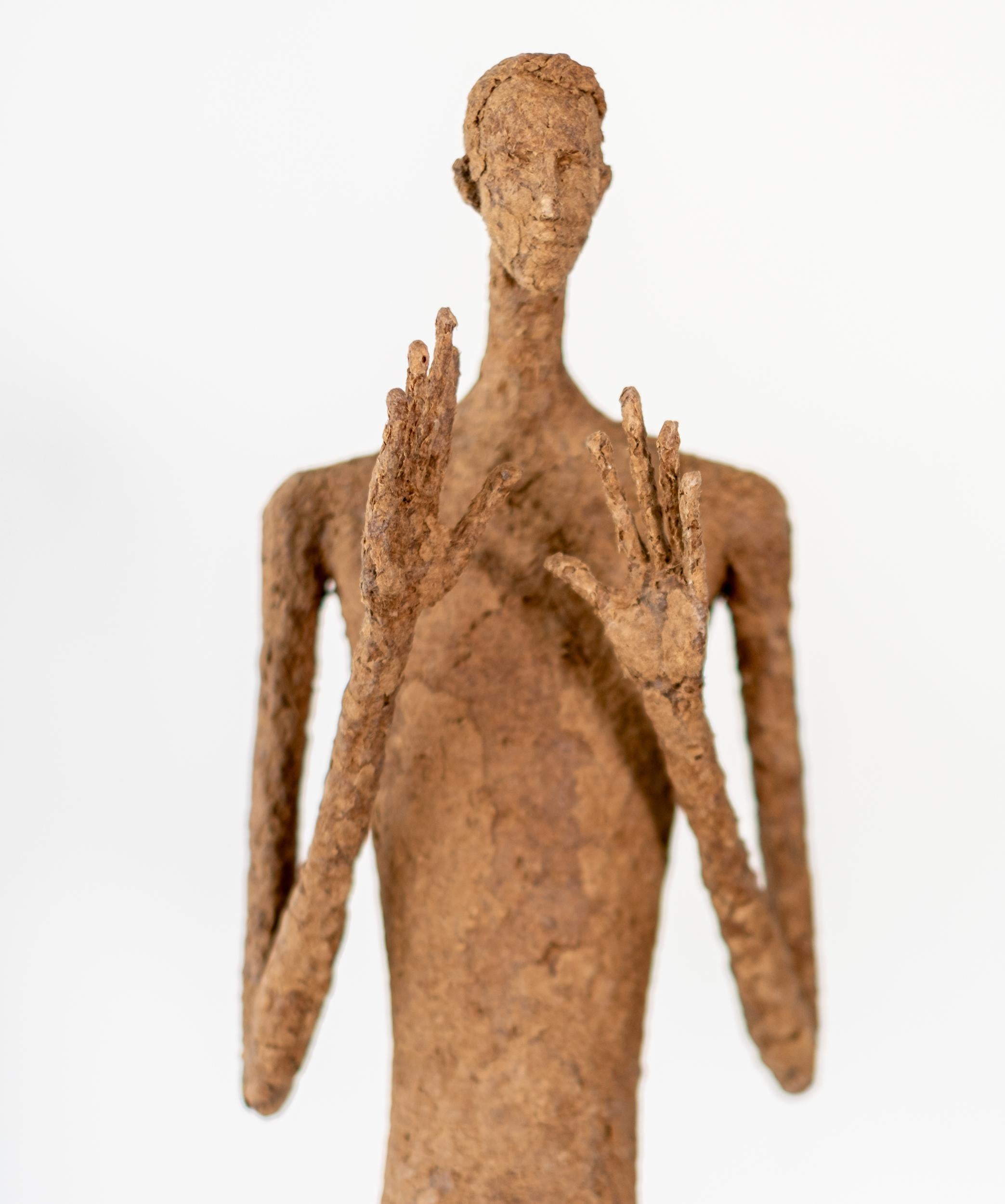 Georges - escultura contemporánea, con textura, masculina, figurativa, de papel Maché 1