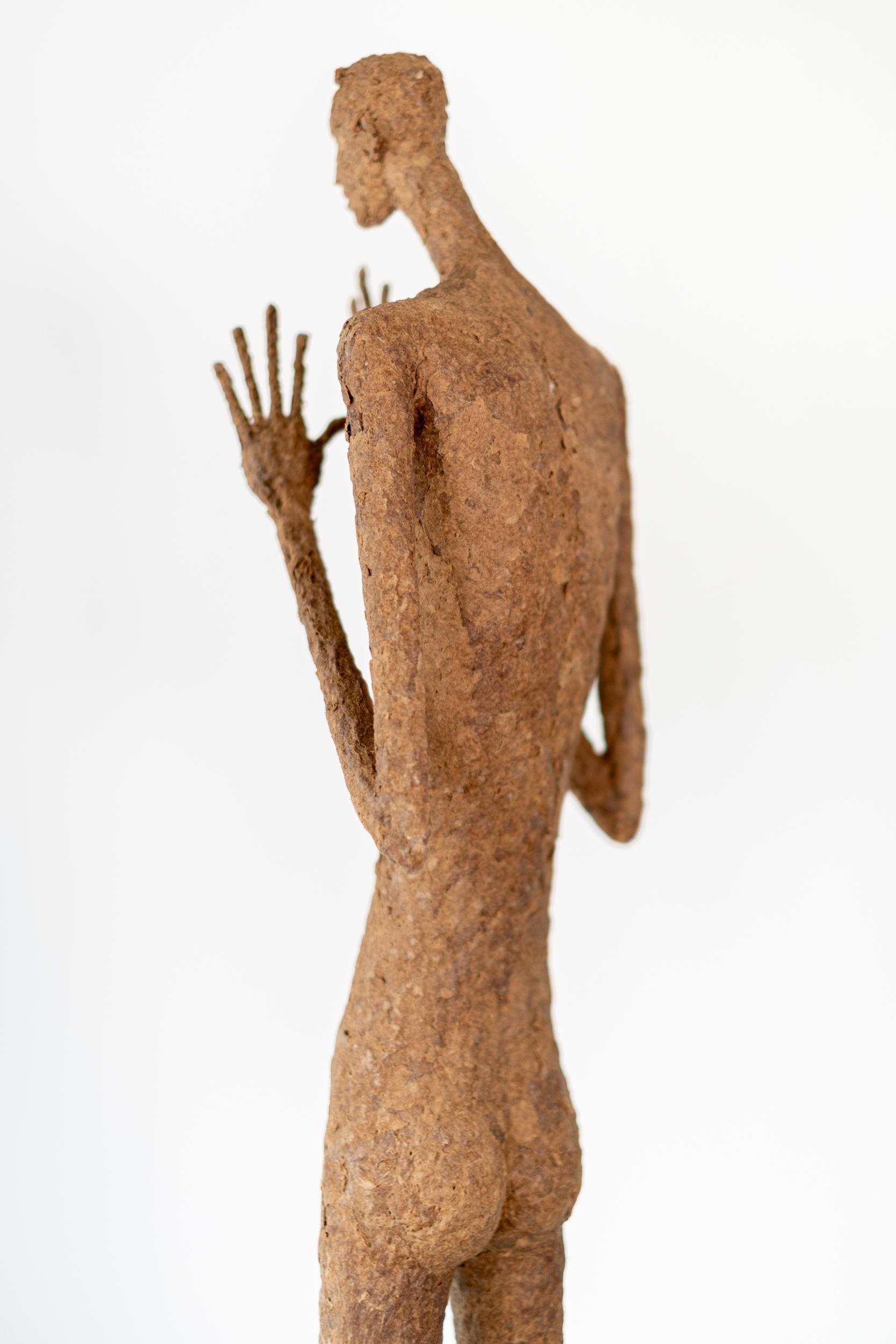 Georges - escultura contemporánea, con textura, masculina, figurativa, de papel Maché 3