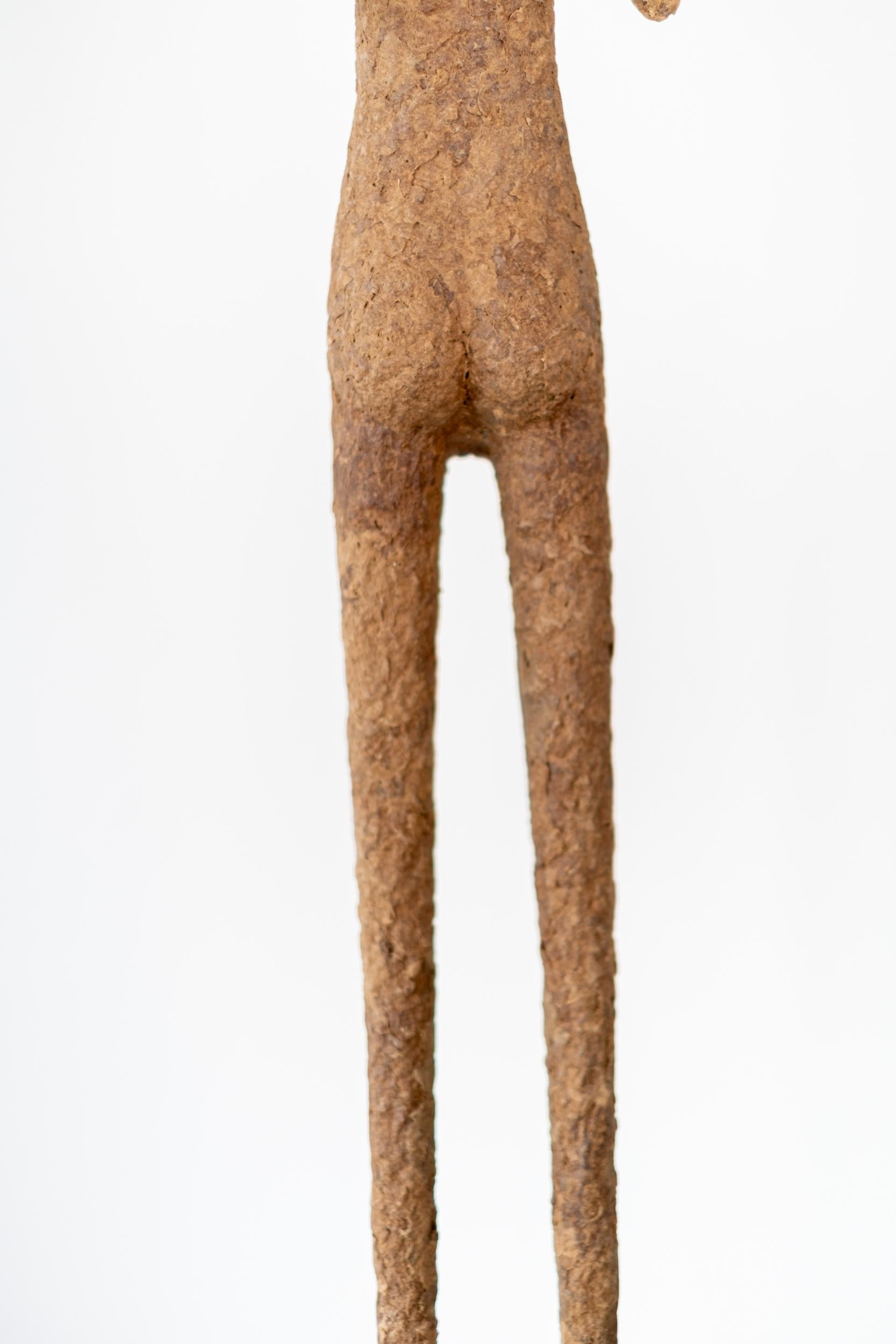 Georges - escultura contemporánea, con textura, masculina, figurativa, de papel Maché 4