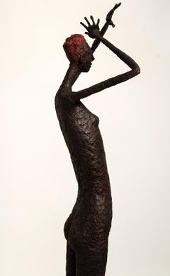 Grande Juliette - ausdrucksstarke, strukturierte, weibliche, figurative Mache-Skulptur aus Papier