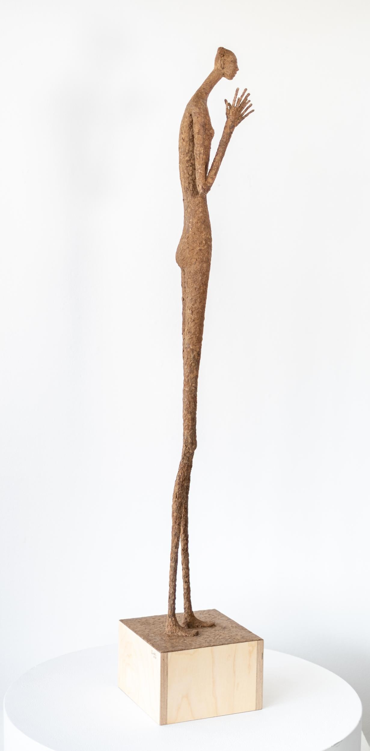 Marie-Louise - escultura contemporánea, texturizada, femenina, figurativa, de papel Maché - Figurative Sculpture Gris de Paul Duval