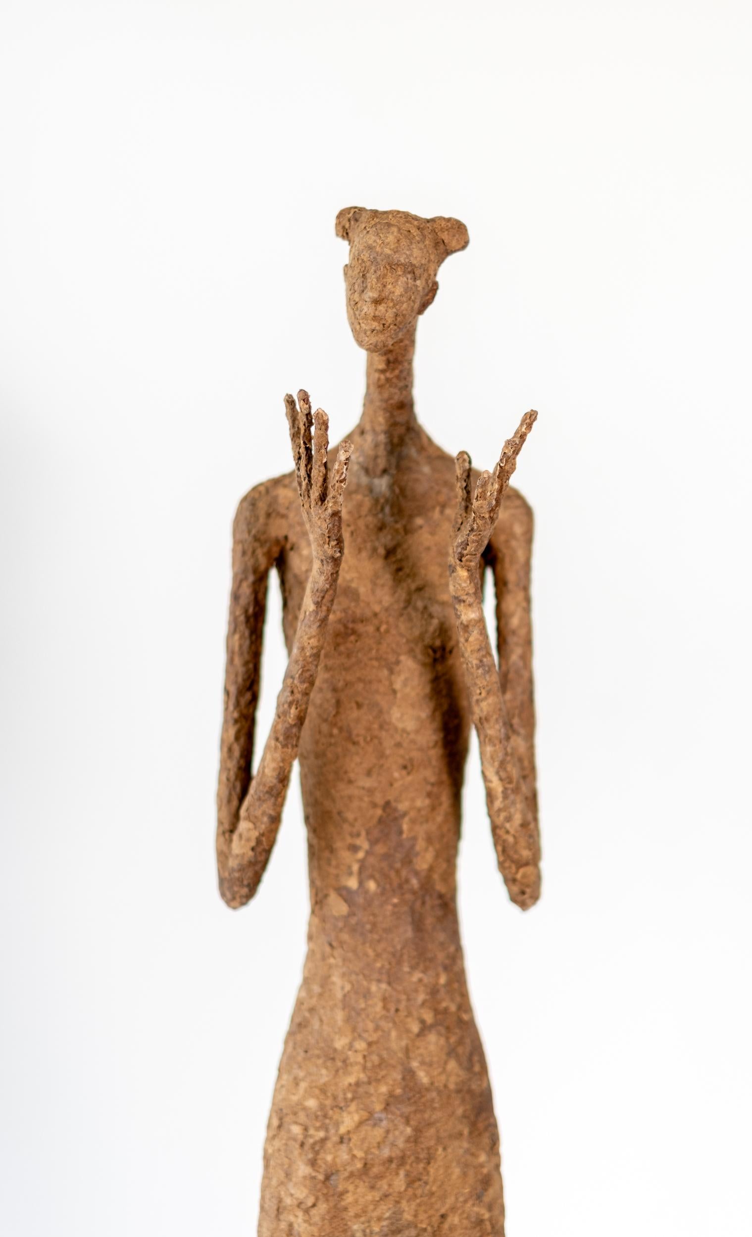Marie-Louise - escultura contemporánea, texturizada, femenina, figurativa, de papel Maché 2