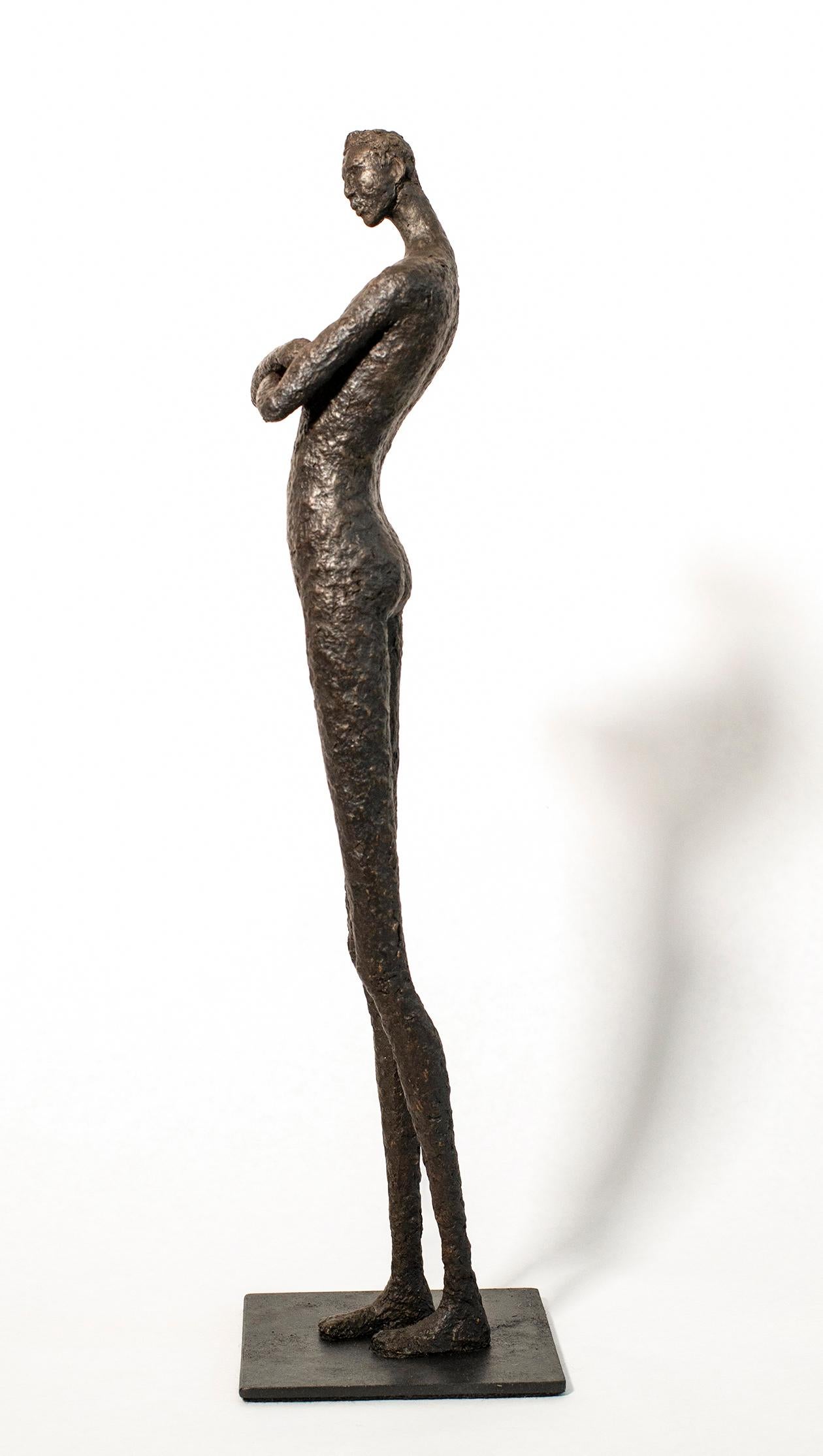 Norbert - zeitgenössisch,  figurativ, männlich, Skulptur aus Pappmaché und Draht (Grau), Figurative Sculpture, von Paul Duval
