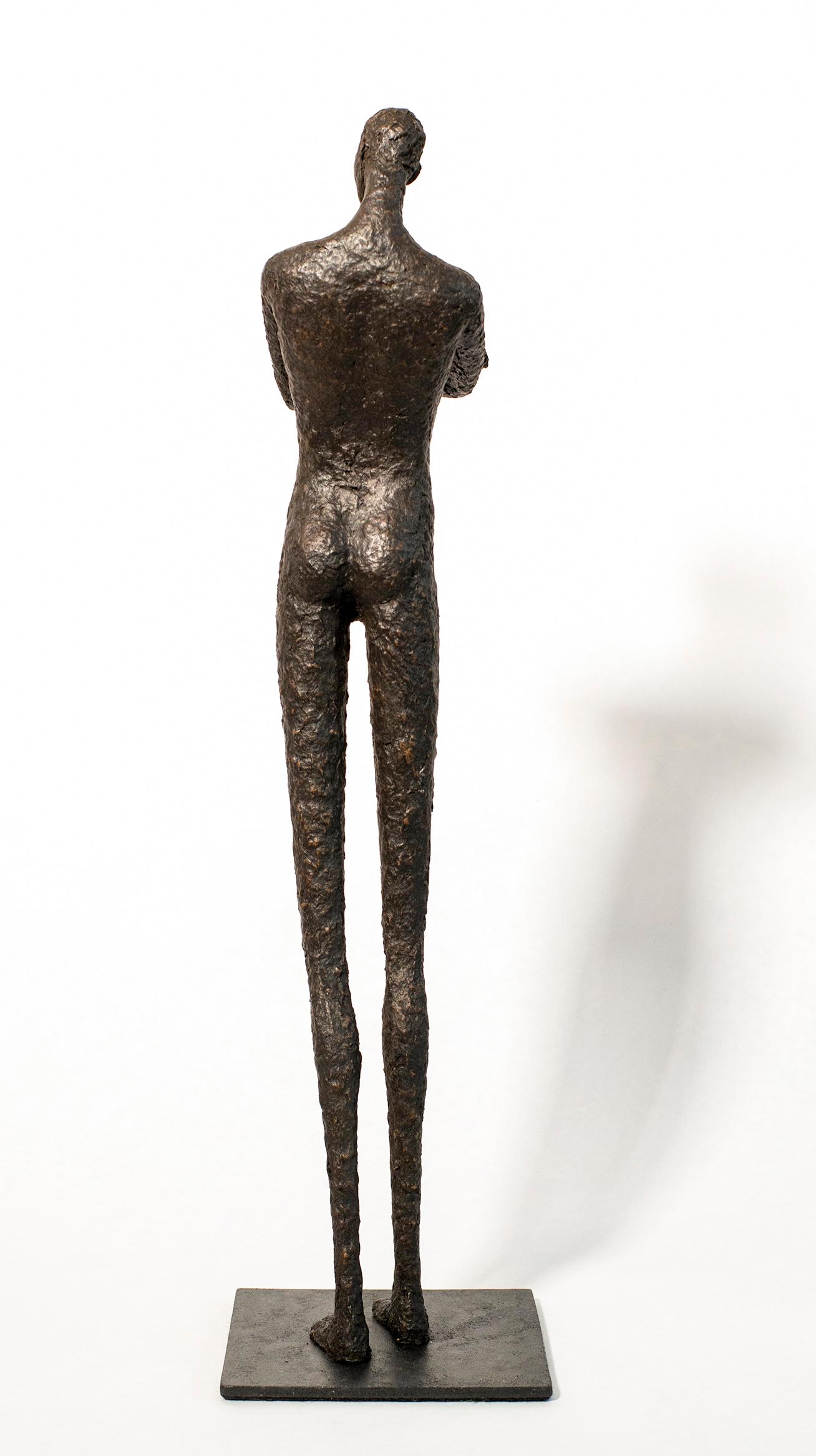 Er steht aufrecht, eine schlanke, nackte Gestalt, die Arme verschränkt, den Kopf leicht geneigt. Hier ist Norbert. Er gehört zu einer Reihe von Figuren, die Paul Duval aus Pappmaché und Draht geformt hat. Die Künstlerin aus Quebec hat jedem dieser