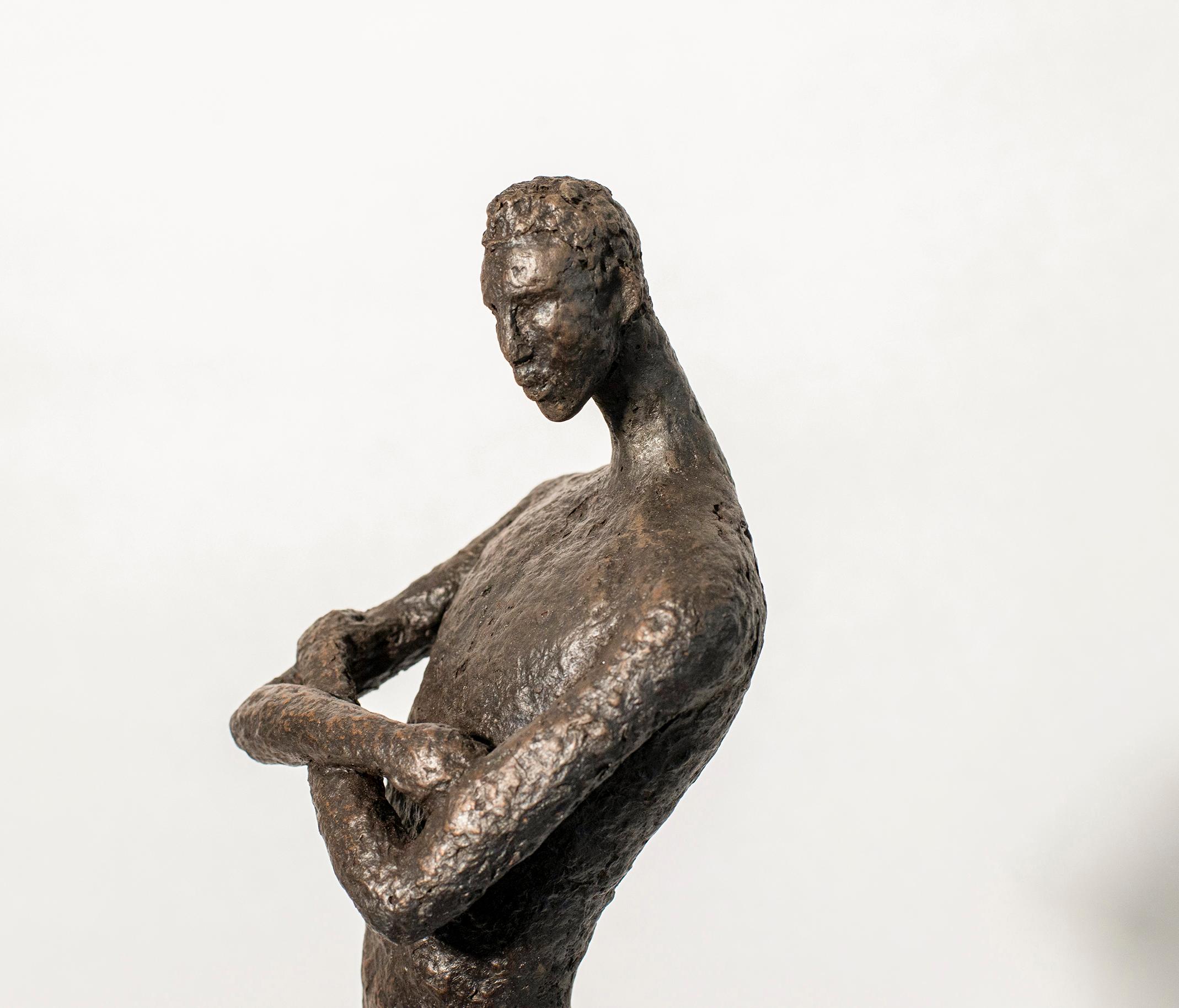 Norbert - zeitgenössisch,  figurativ, männlich, Skulptur aus Pappmaché und Draht im Angebot 1