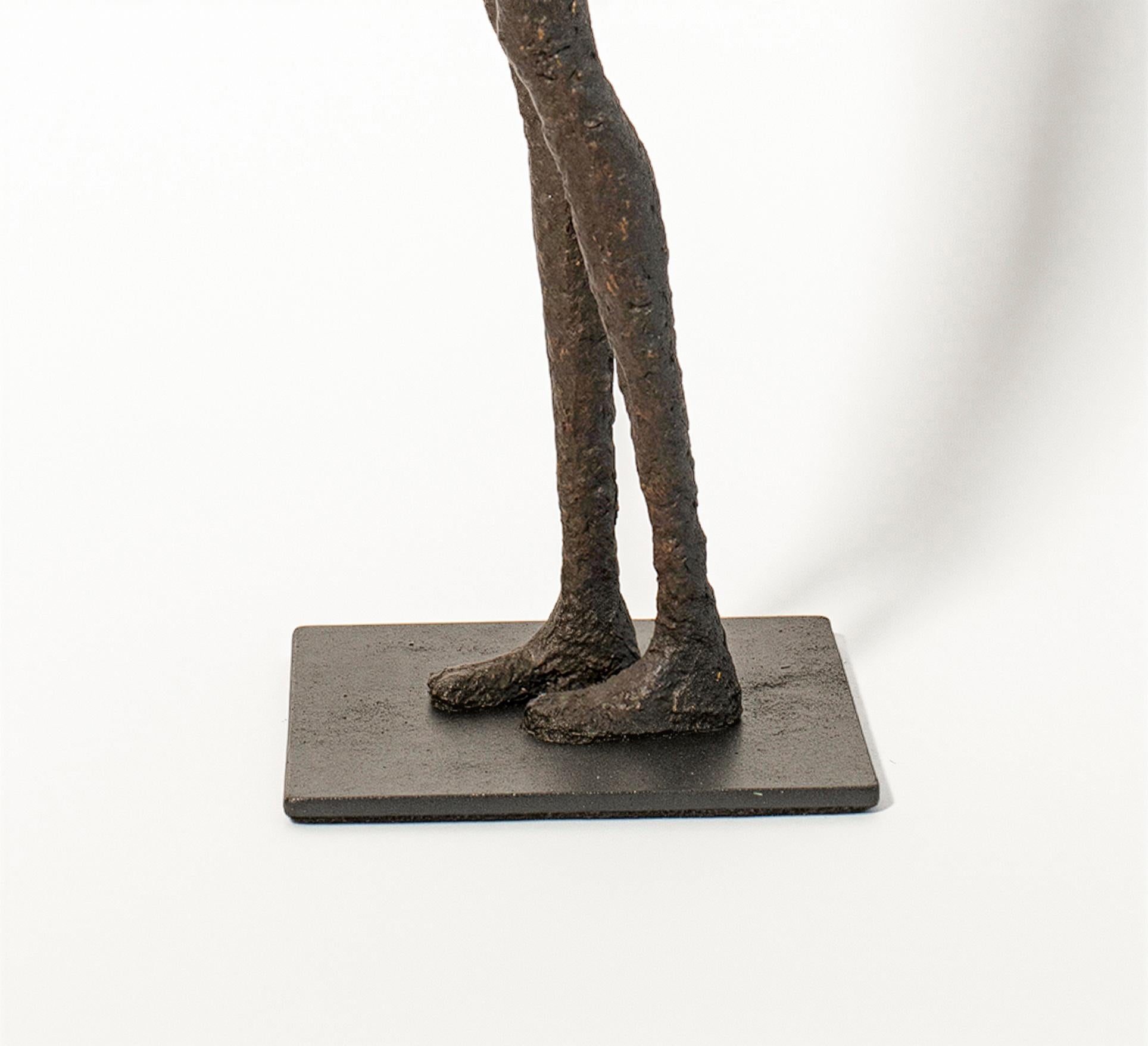 Norbert - zeitgenössisch,  figurativ, männlich, Skulptur aus Pappmaché und Draht im Angebot 2