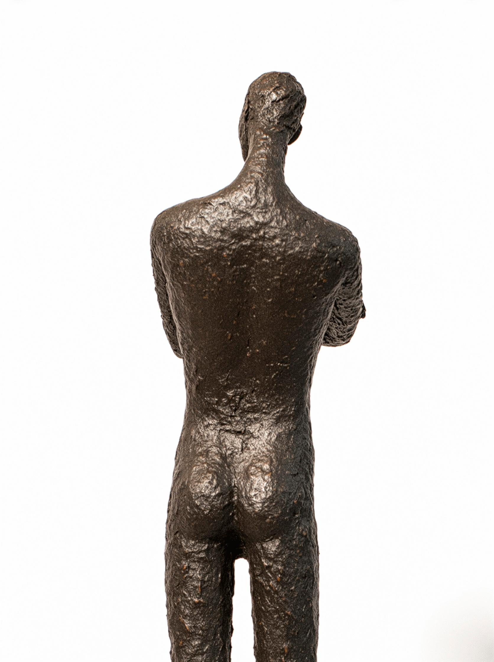 Norbert - zeitgenössisch,  figurativ, männlich, Skulptur aus Pappmaché und Draht im Angebot 3