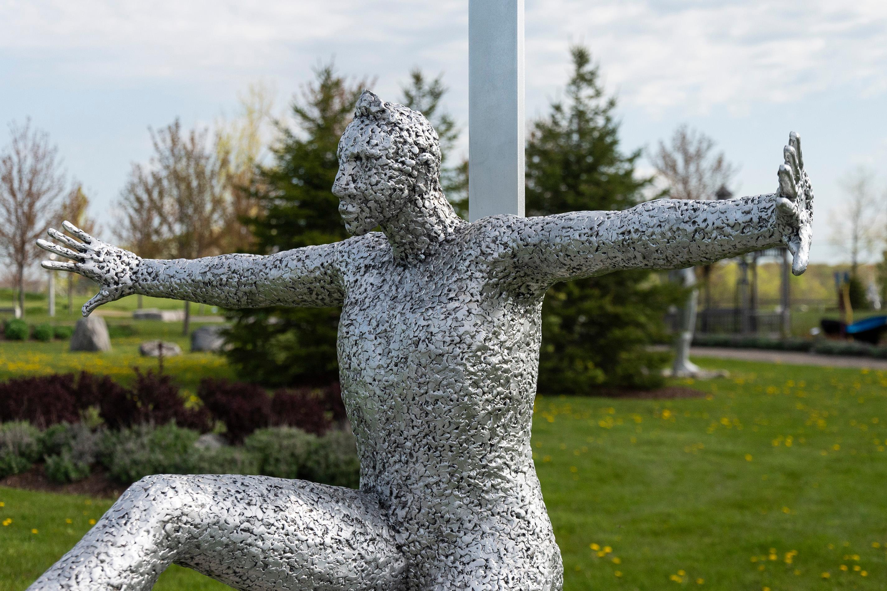 Pression - grande, expressive, personne, figurative, sculpture d'extérieur en aluminium - Contemporain Sculpture par Paul Duval