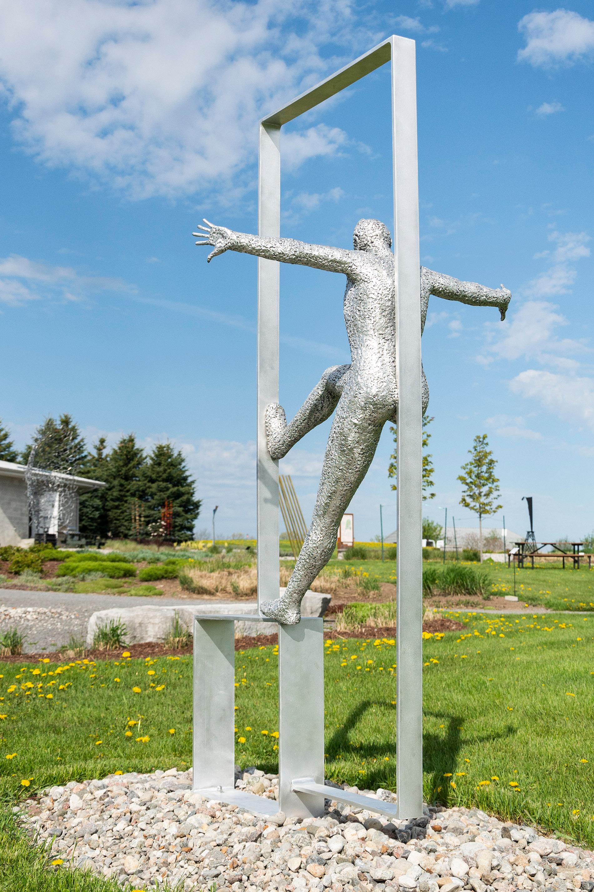 Pression - grande, expressive, personne, figurative, sculpture d'extérieur en aluminium en vente 3