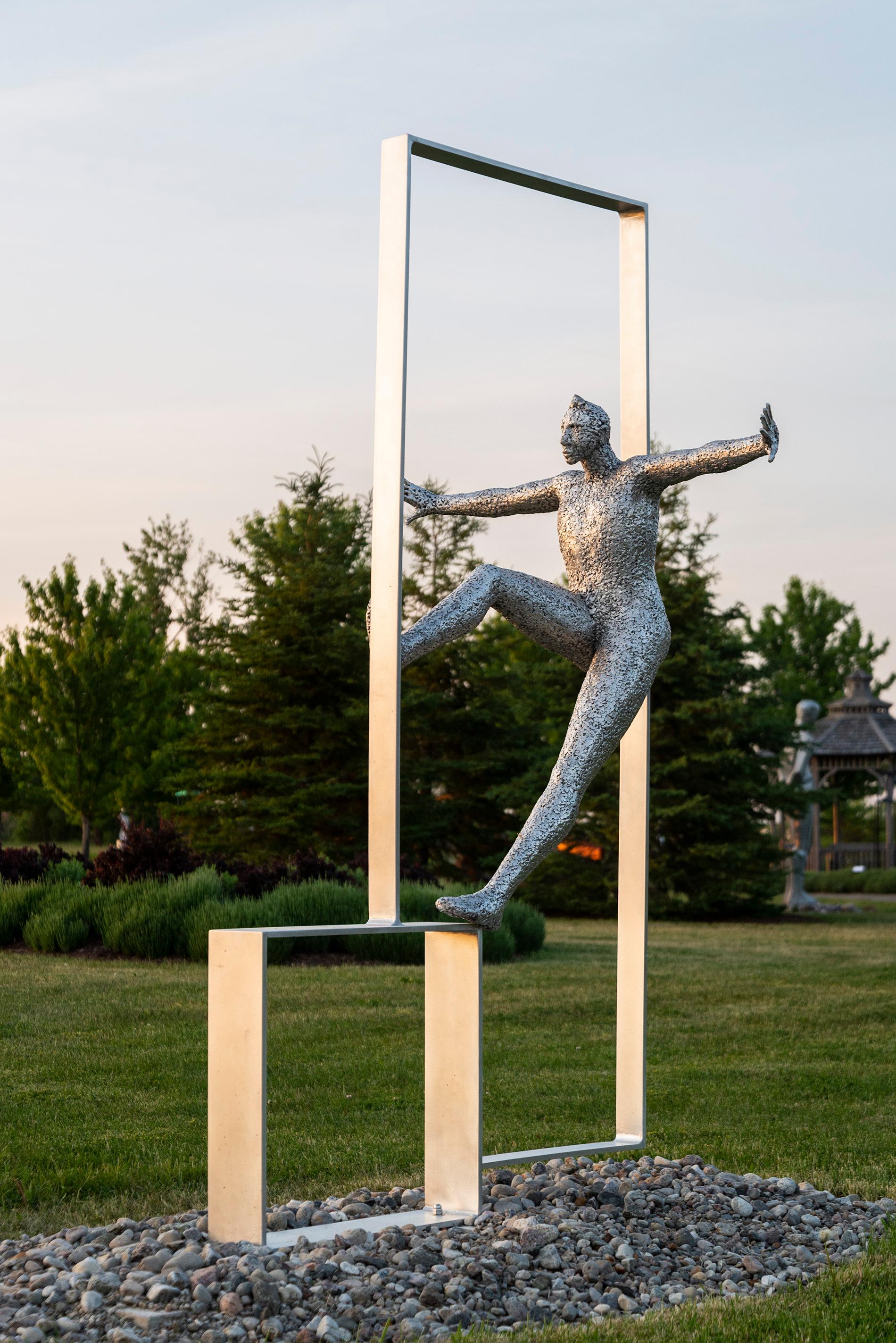 Pression - grande, expressive, personne, figurative, sculpture d'extérieur en aluminium en vente 4