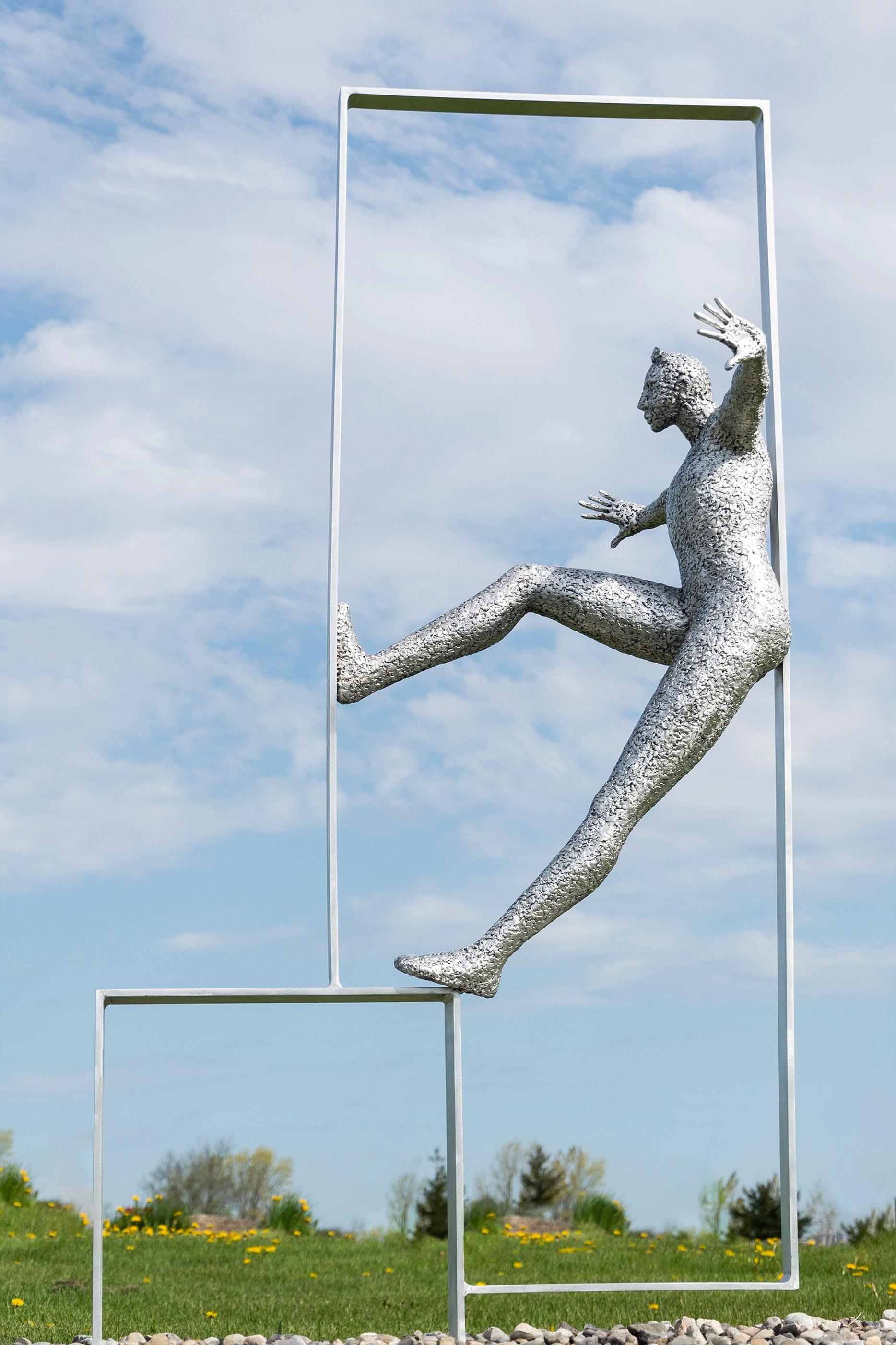 Pression - grande, expressive, personne, figurative, sculpture d'extérieur en aluminium - Sculpture de Paul Duval