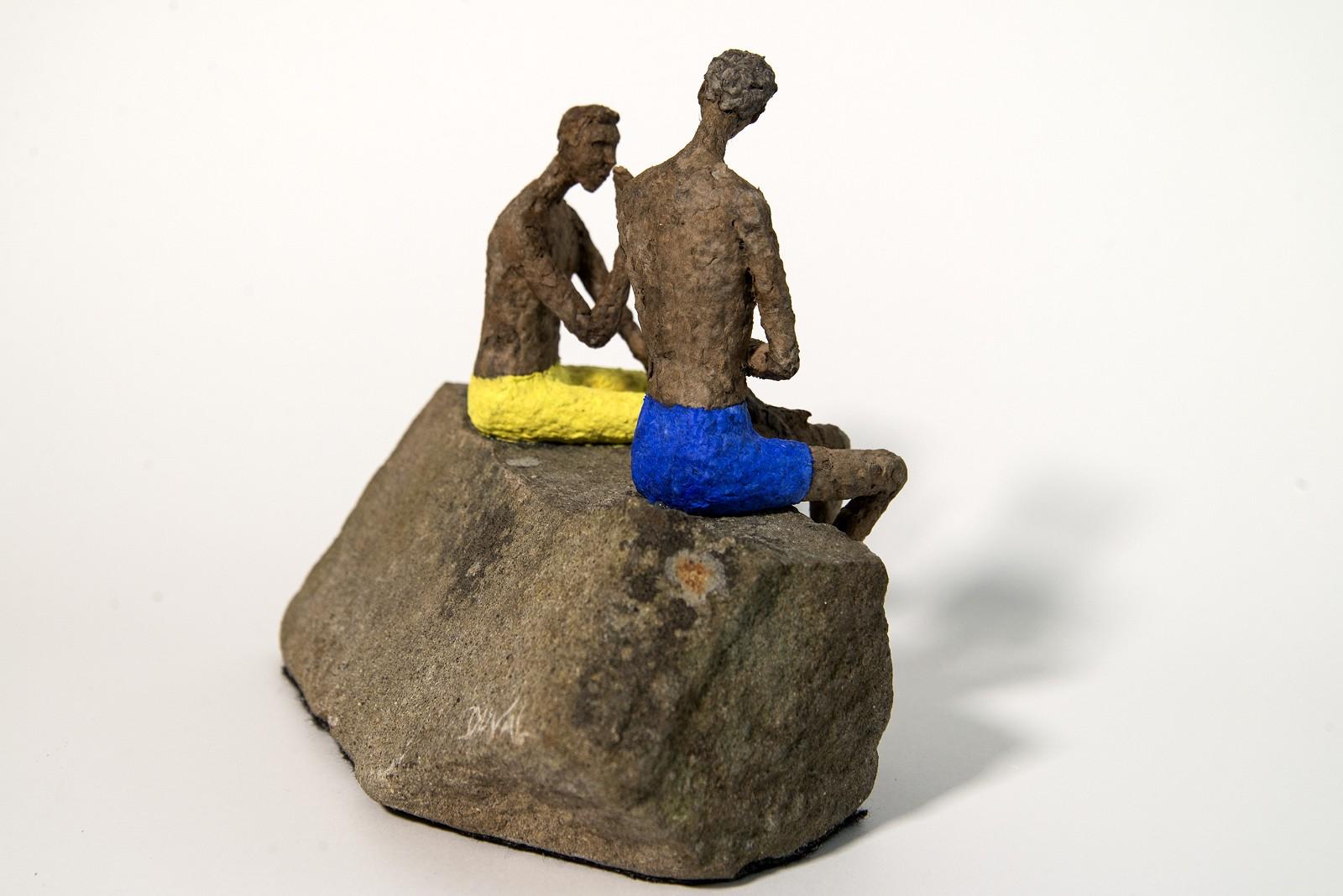 « The Short Story » - sculpture en papier mâché expressive et texturée représentant un homme figuratif en vente 1