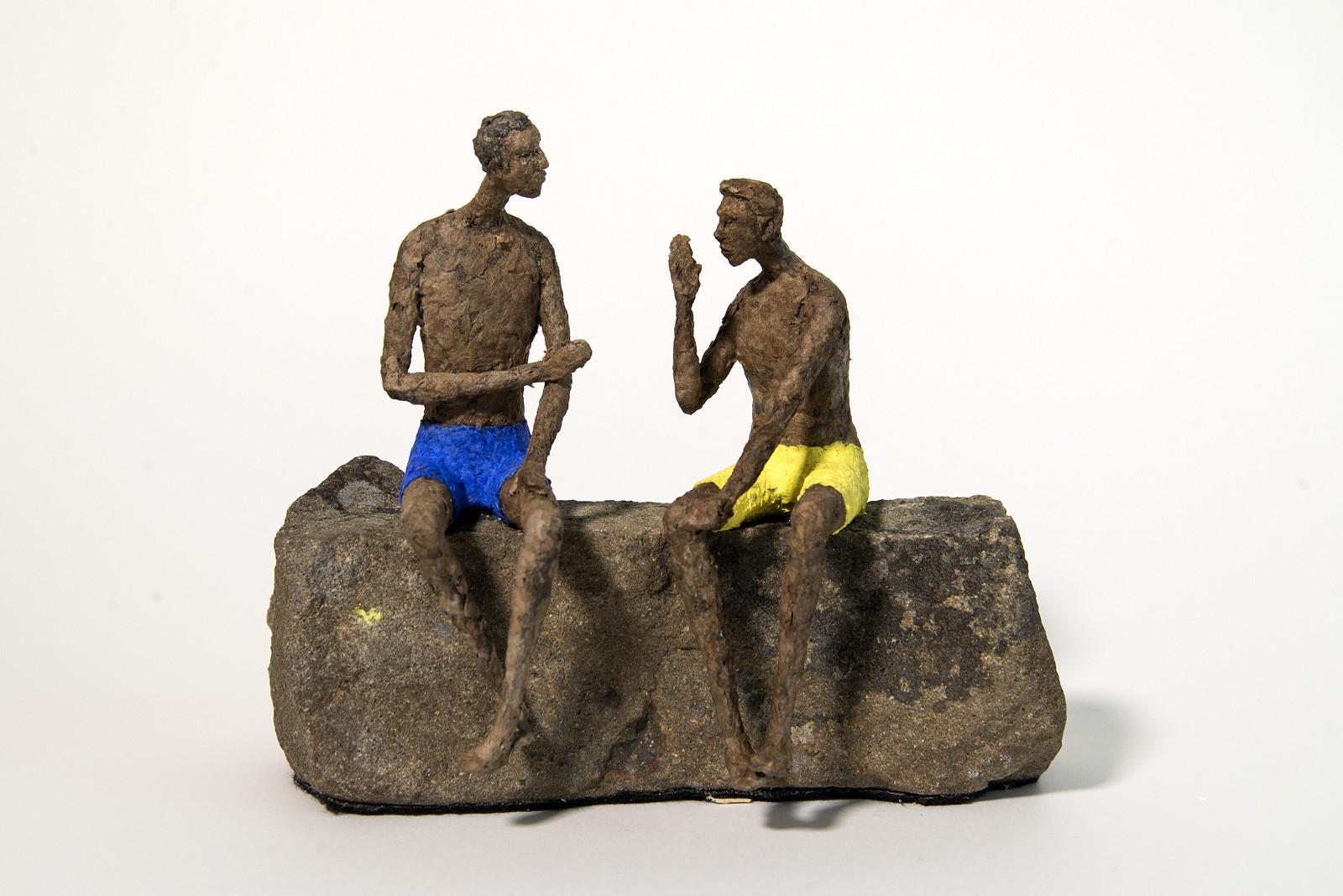 Kurze Geschichte – ausdrucksstarke, strukturierte, männliche figurative Mache-Skulptur aus Papier