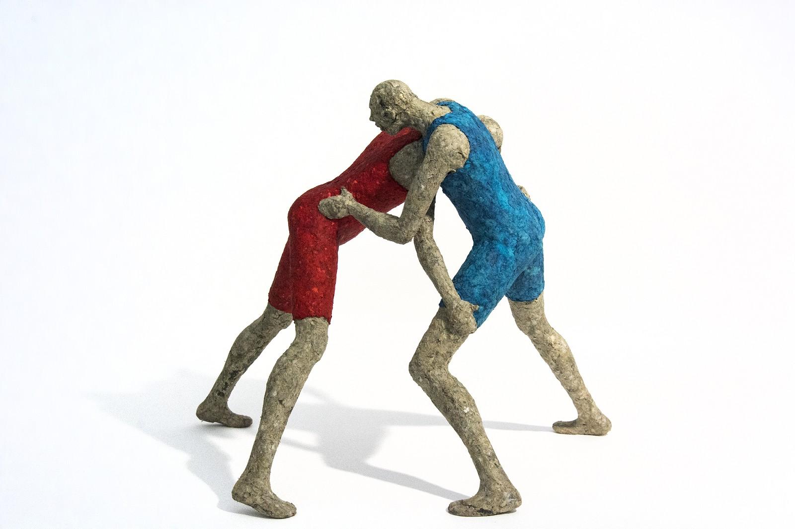 Les Lutteurs bleus et rouges - sculpture expressive, texturée et figurative en papier mâché - Contemporain Sculpture par Paul Duval