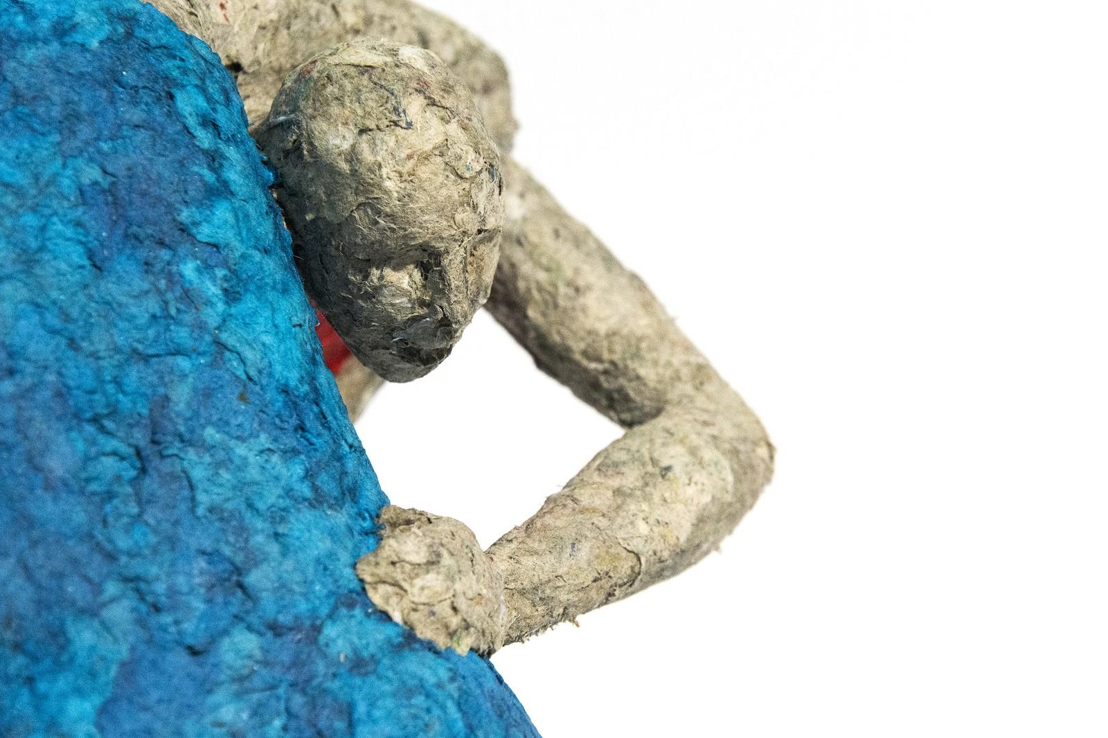 Deux personnages luttent dans cette sculpture ludique en papier mâché de Paul Duval. Duval, un artiste québécois, est connu pour ses figures uniques et expressives. Métaphore parfaite de notre époque, l'artiste intitule cette œuvre en français