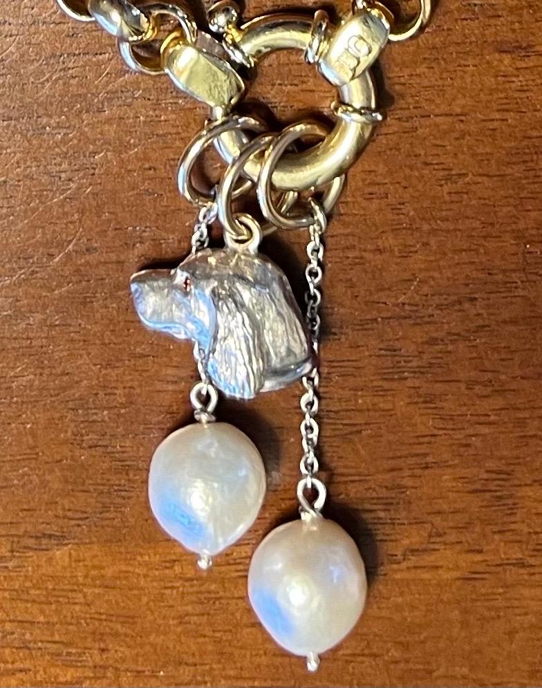 Scopri la squisita arte del famoso scultore inglese di miniature di animali selvatici, Paul EATON, con il suo ciondolo o ciondolo scolpito per cani Cavalier King Charles Spaniel in argento sterling. Ogni ciondolo animale su misura è scolpito