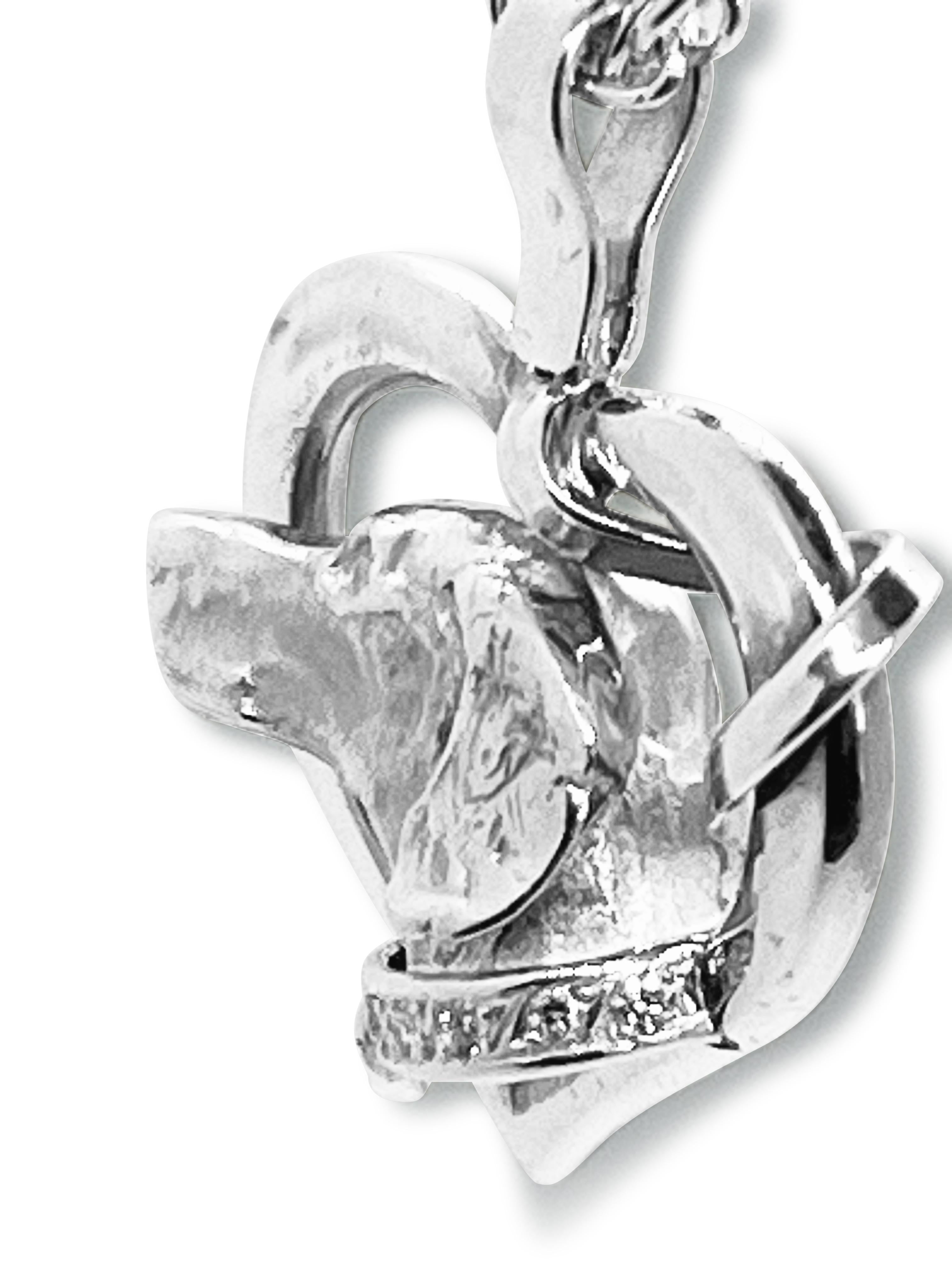  Aus Großbritannien schuf Paul Eaton VPRMS MAA einen Labrador-Kopf mit einem eleganten, diamantbesetzten Halsband, das in einem Herz ruht.  Der Anhänger wird ein Schmuckstück sein, das Sie in Ihrem Herzen tragen können.  Eine perfekte