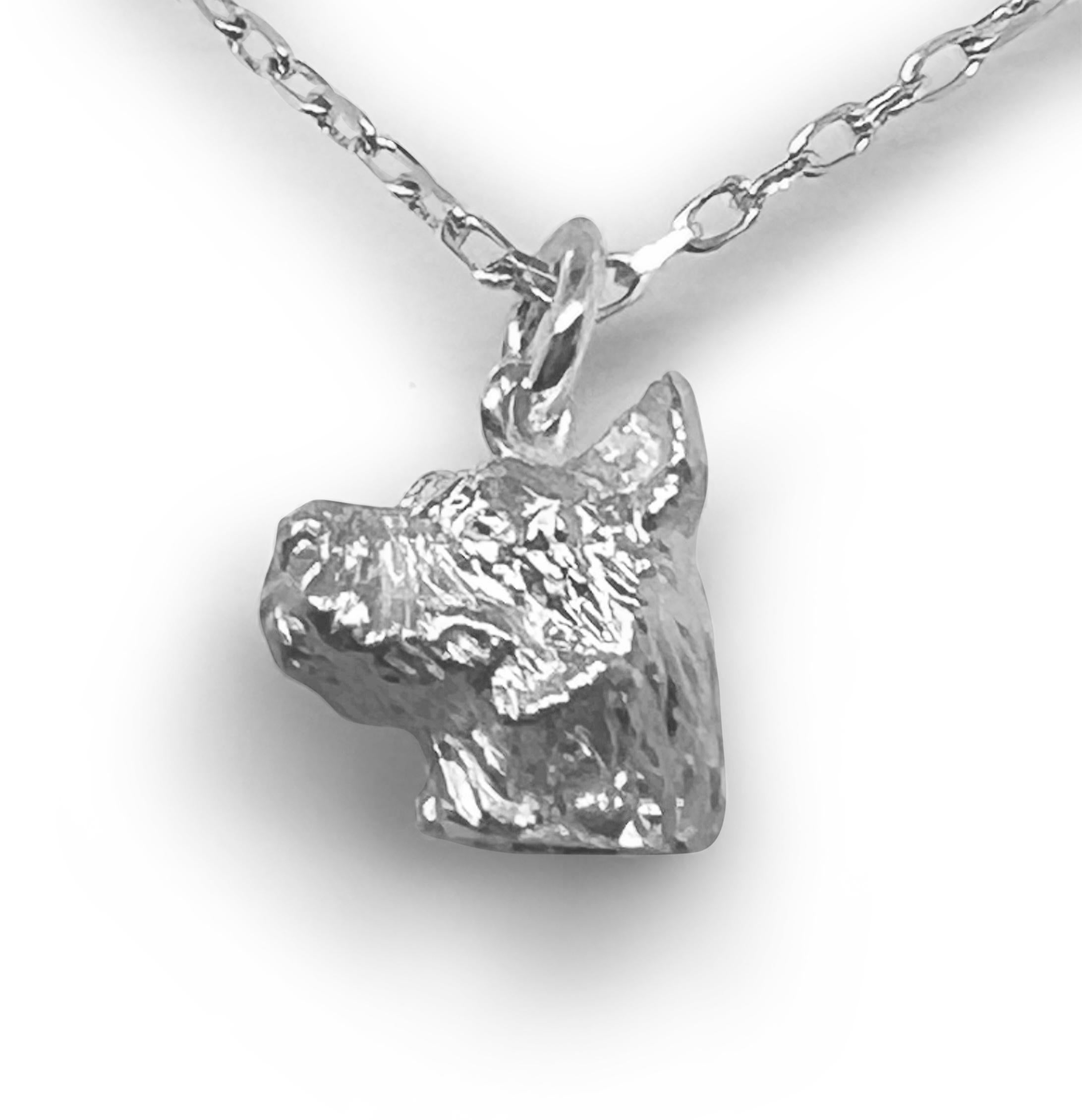 Scopri la squisita arte del famoso scultore inglese di miniature, Paul EATON, con il suo ciondolo o ciondolo in argento sterling del cane Cairn Terrier.    Ogni ciondolo animale su misura è scolpito meticolosamente, fuso individualmente e rifinito a