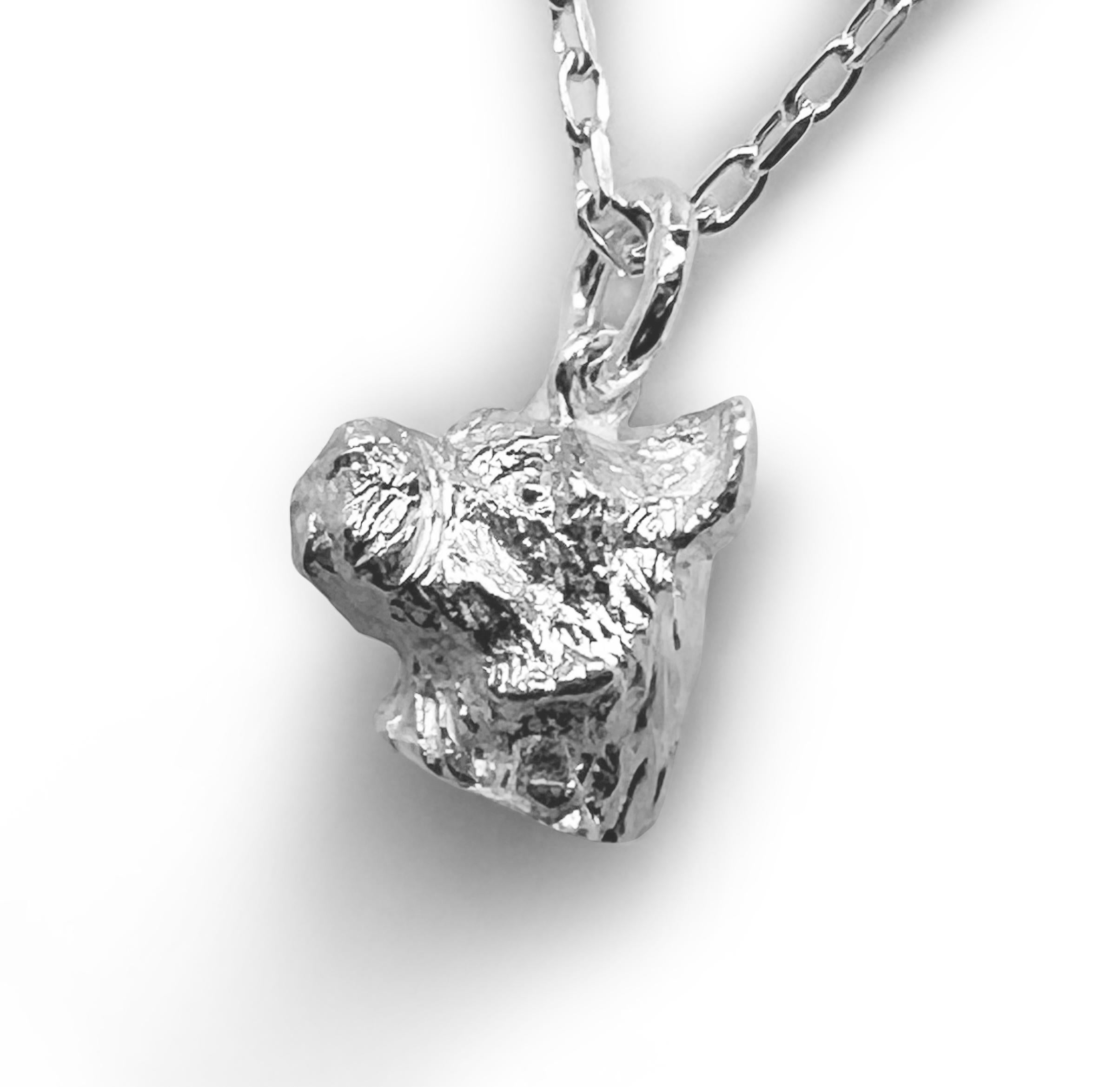 Artigiano Charm o ciondolo in argento sterling Paul Eaton con Cairn Terrier scolpito in vendita