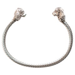 Paul Eaton: teste di cavaliere scolpite su bracciale intrecciato in argento sterling