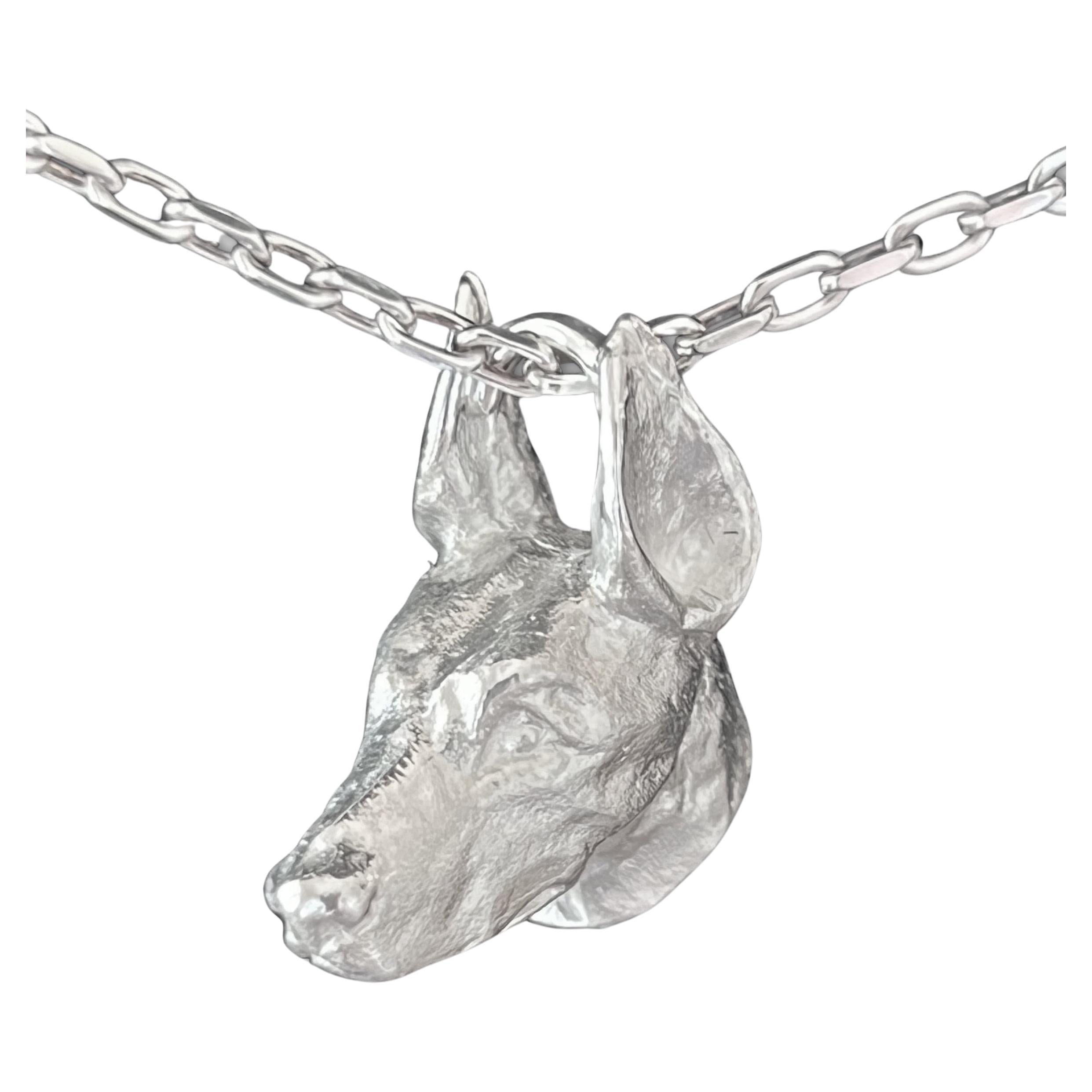 Tête de chien Doberman sculptée Paul Eaton en argent sterling, breloque ou pendentif 