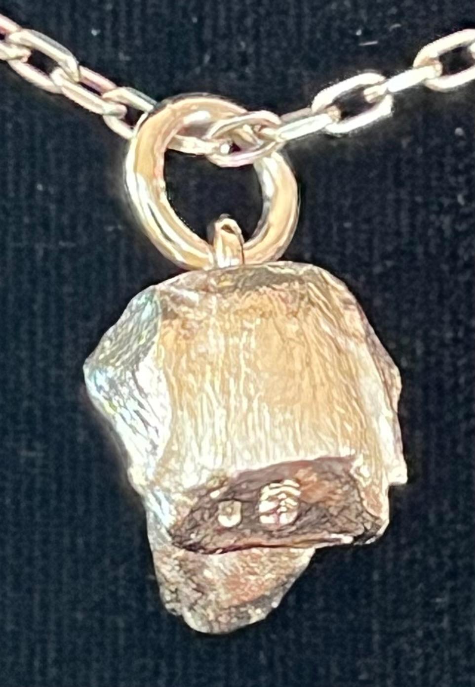 Paul Eaton Pendentif sculpté en forme de tête de chien doberman avec deux gouttes de perles d'eau douce Pour femmes en vente