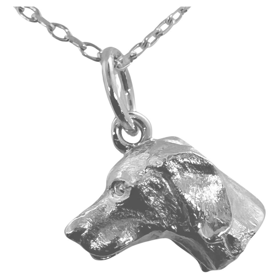 Scopri la squisita arte del rinomato scultore inglese di miniature di animali selvatici, Paul EATON, con il suo ciondolo o ciondolo scolpito in argento 925 per cani di razza German Shorthair Pointer.    Ogni ciondolo animale su misura è scolpito