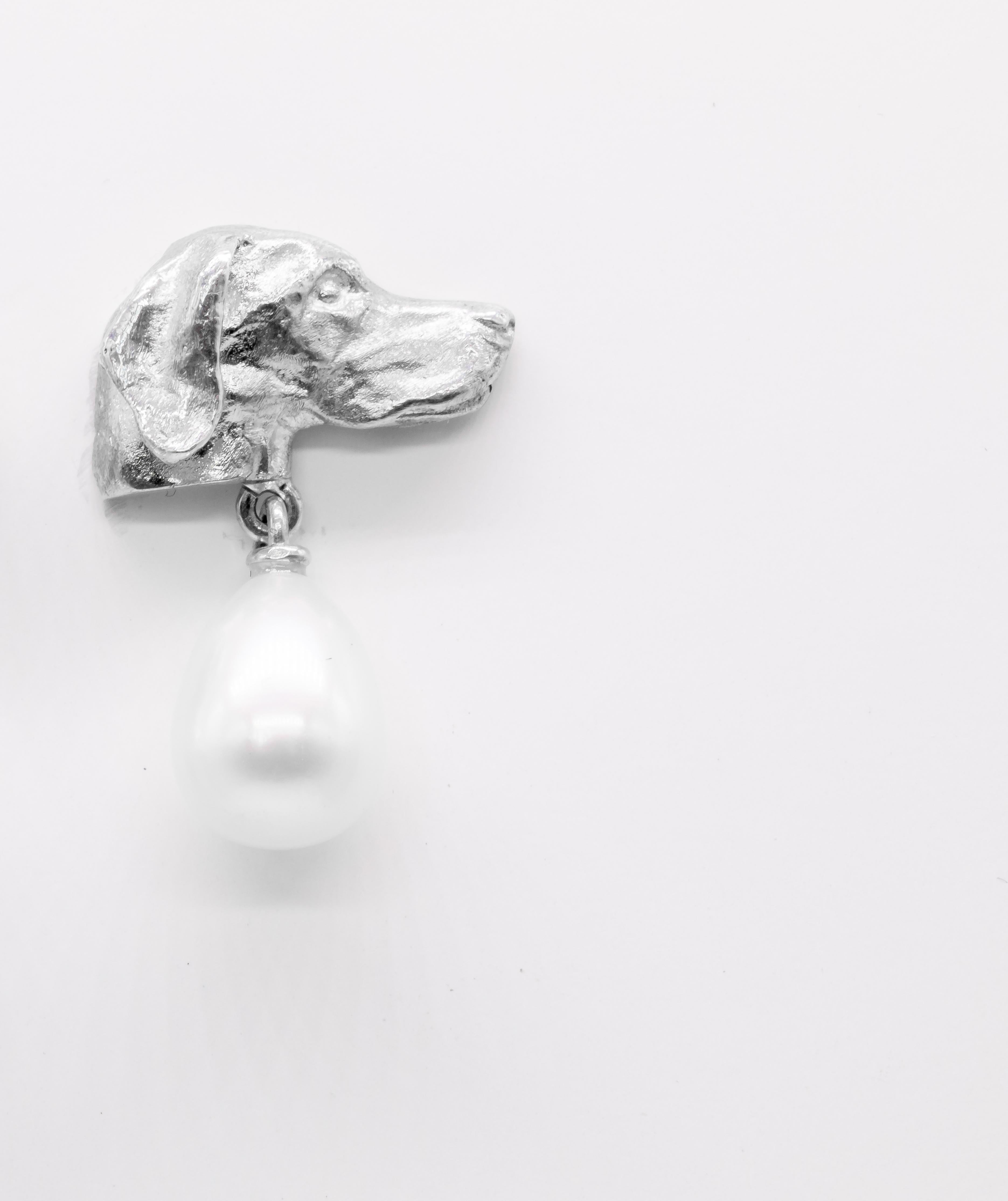    Dalla Gran Bretagna, orecchini a perno con testa di cane Pointer in argento 925 scolpiti da Paul Eaton VPRMS MAA e perla d'acqua dolce (7/8