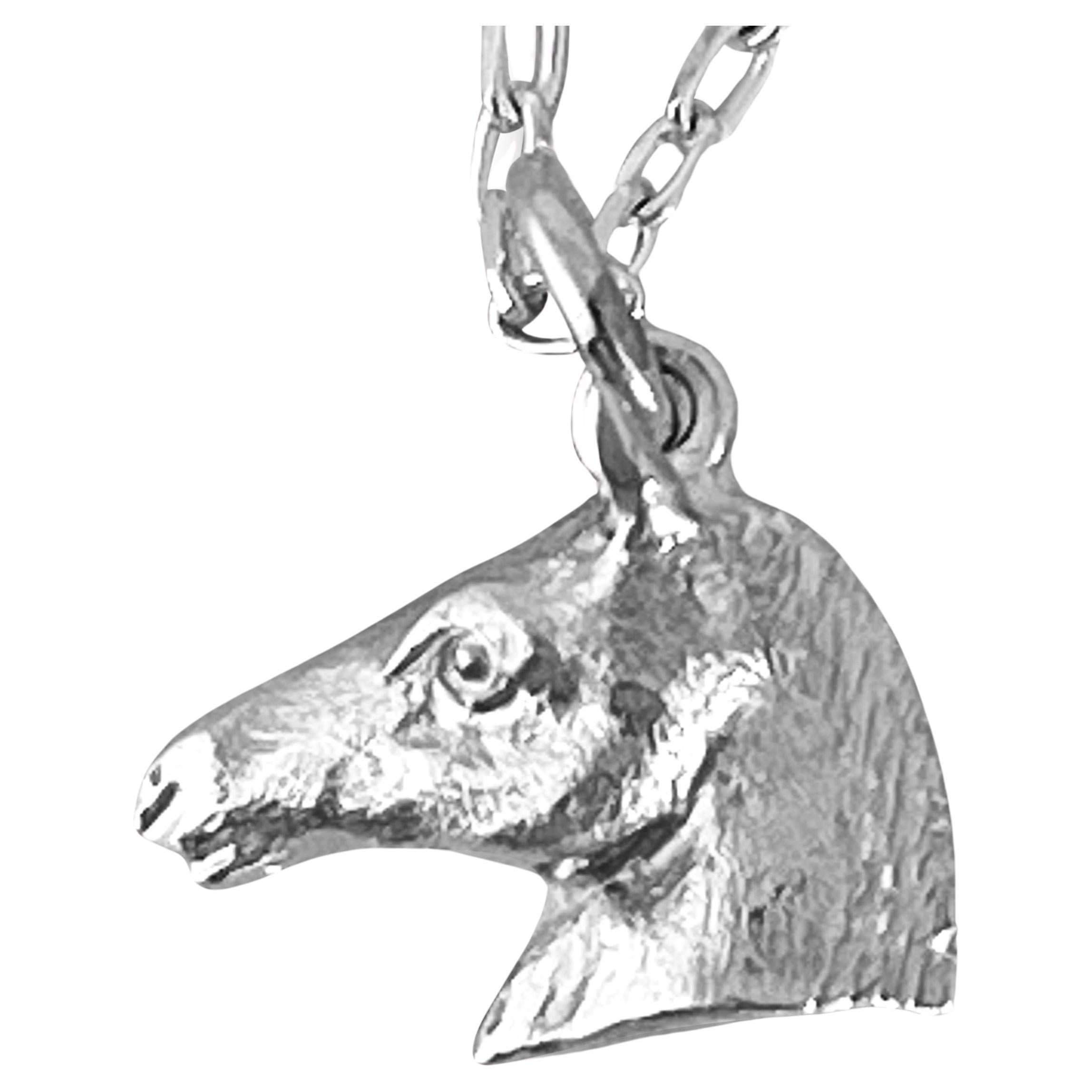 Tête de cheval miniature sculptée par Paul Eaton dans une breloque ou un pendentif en argent sterling 