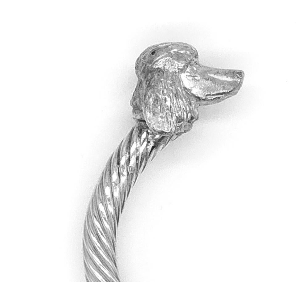 Artigiano Paul Eaton, testa di cane barboncino in miniatura scolpita su bracciale ritorto in argento sterling in vendita