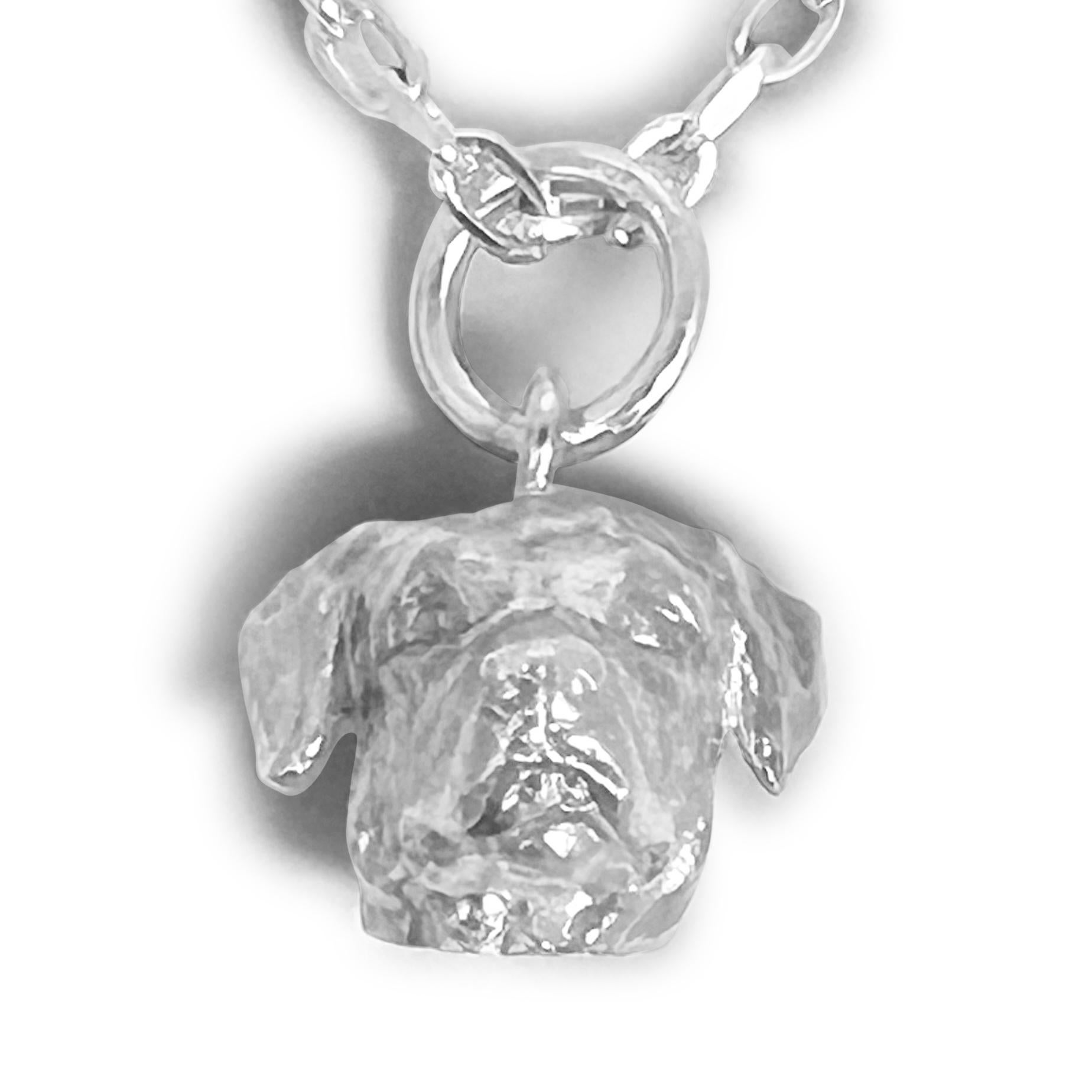 Scopri la squisita arte del famoso scultore inglese di animali selvatici in miniatura, Paul EATON, con il suo ciondolo o ciondolo Rottweiler in argento sterling.    Ogni ciondolo animale su misura è scolpito meticolosamente, fuso individualmente e