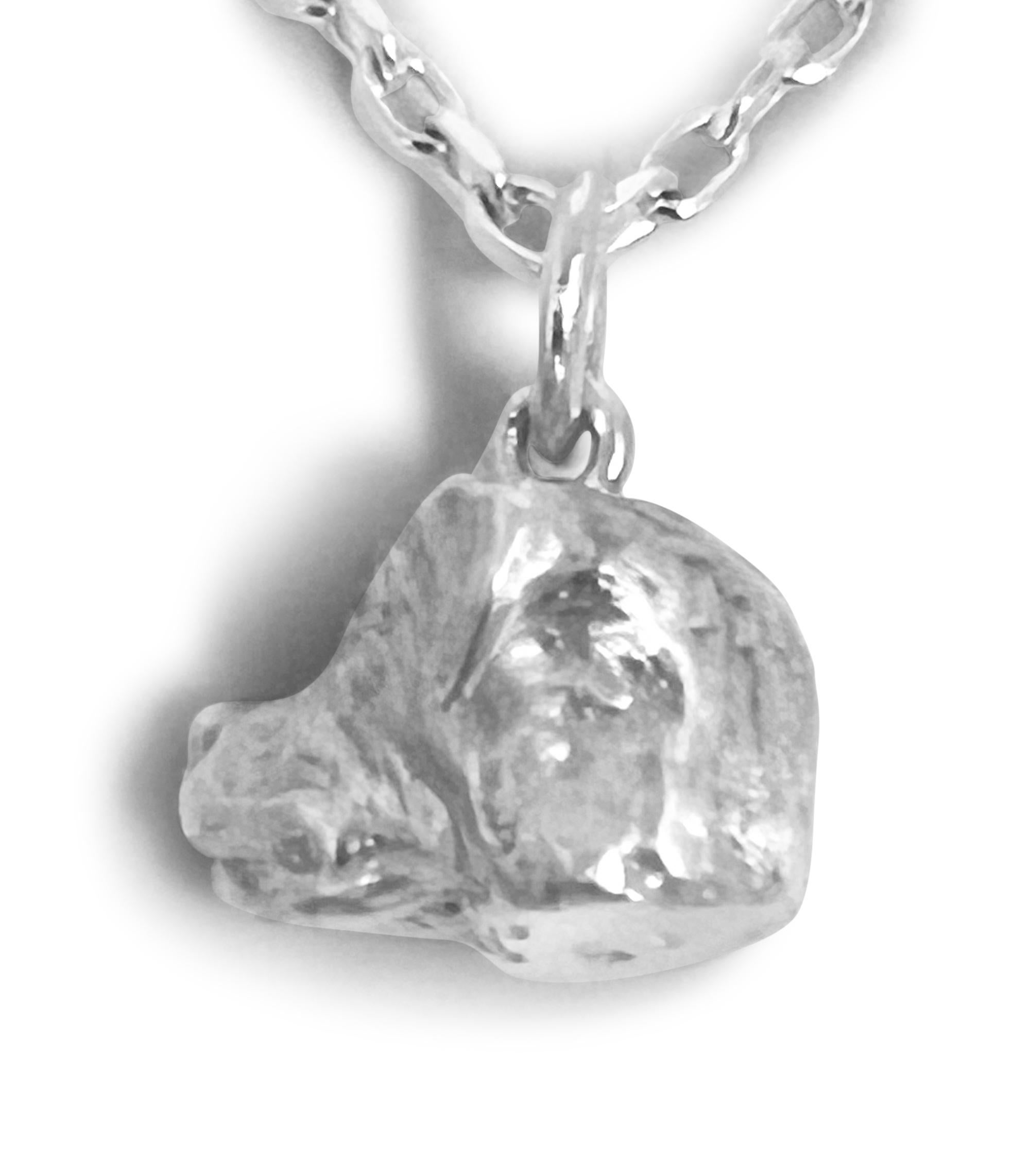 Artista Paul Eaton scolpisce un rottweiler in miniatura  in un charm o un ciondolo in argento sterling in vendita
