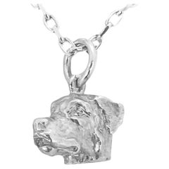 Paul Eaton scolpisce un rottweiler in miniatura  in un charm o un ciondolo in argento sterling