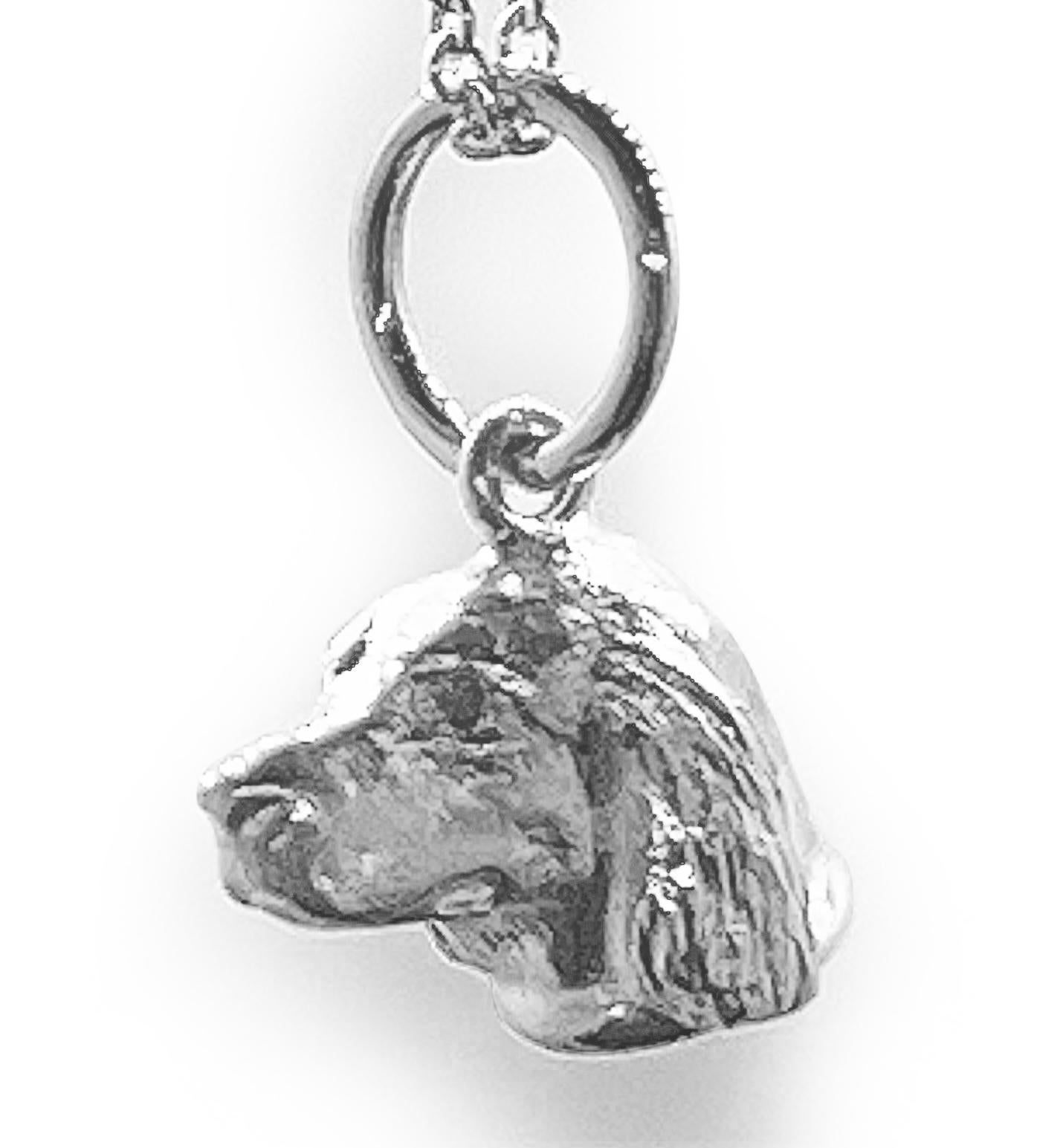 Scopri la squisita arte del famoso scultore inglese di miniature di animali selvatici, Paul EATON, con il suo ciondolo o ciondolo in argento sterling con cane Labrador scolpito.    Ogni ciondolo animale su misura è scolpito meticolosamente, fuso