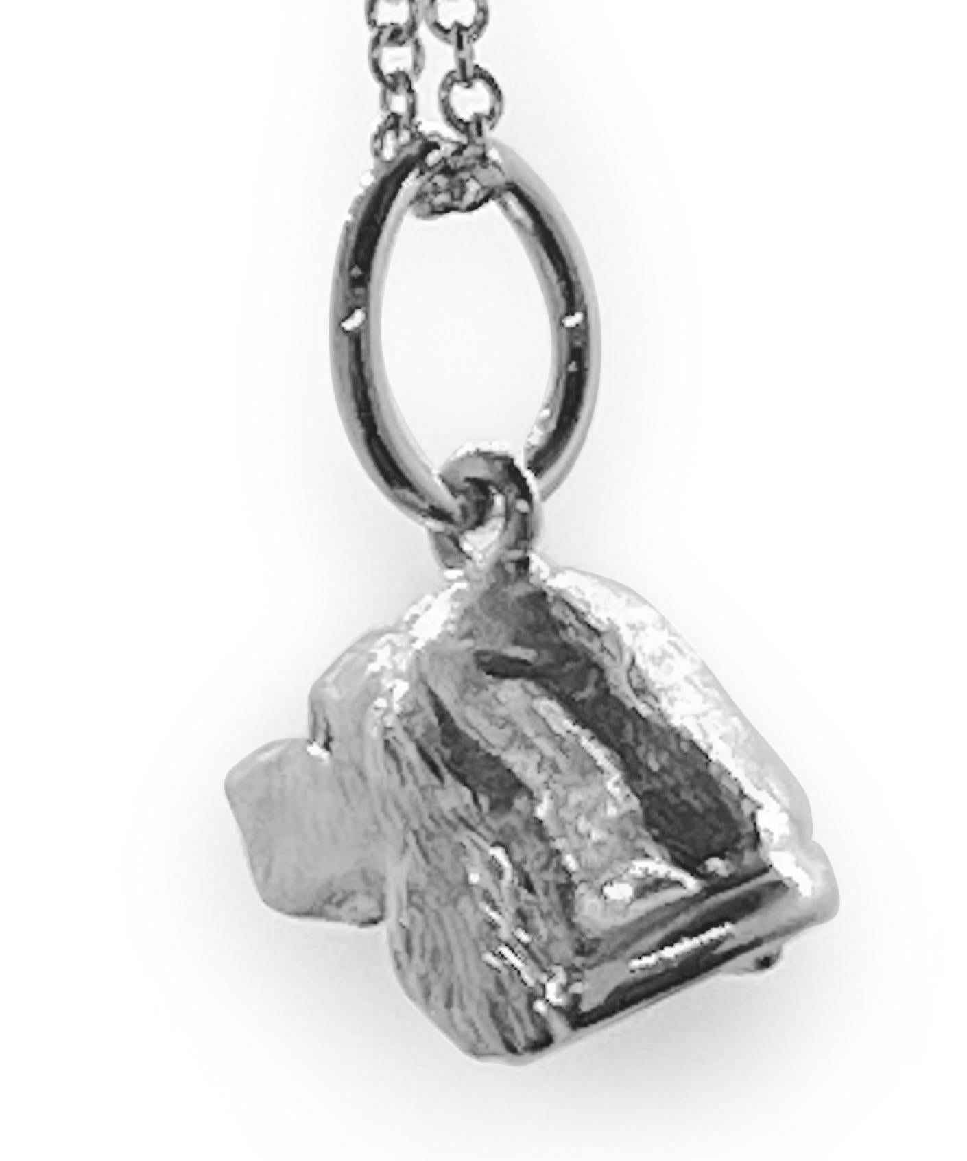 Artista Paul Eaton scolpisce una testa di Setter in miniatura in argento sterling come charm o ciondolo in vendita