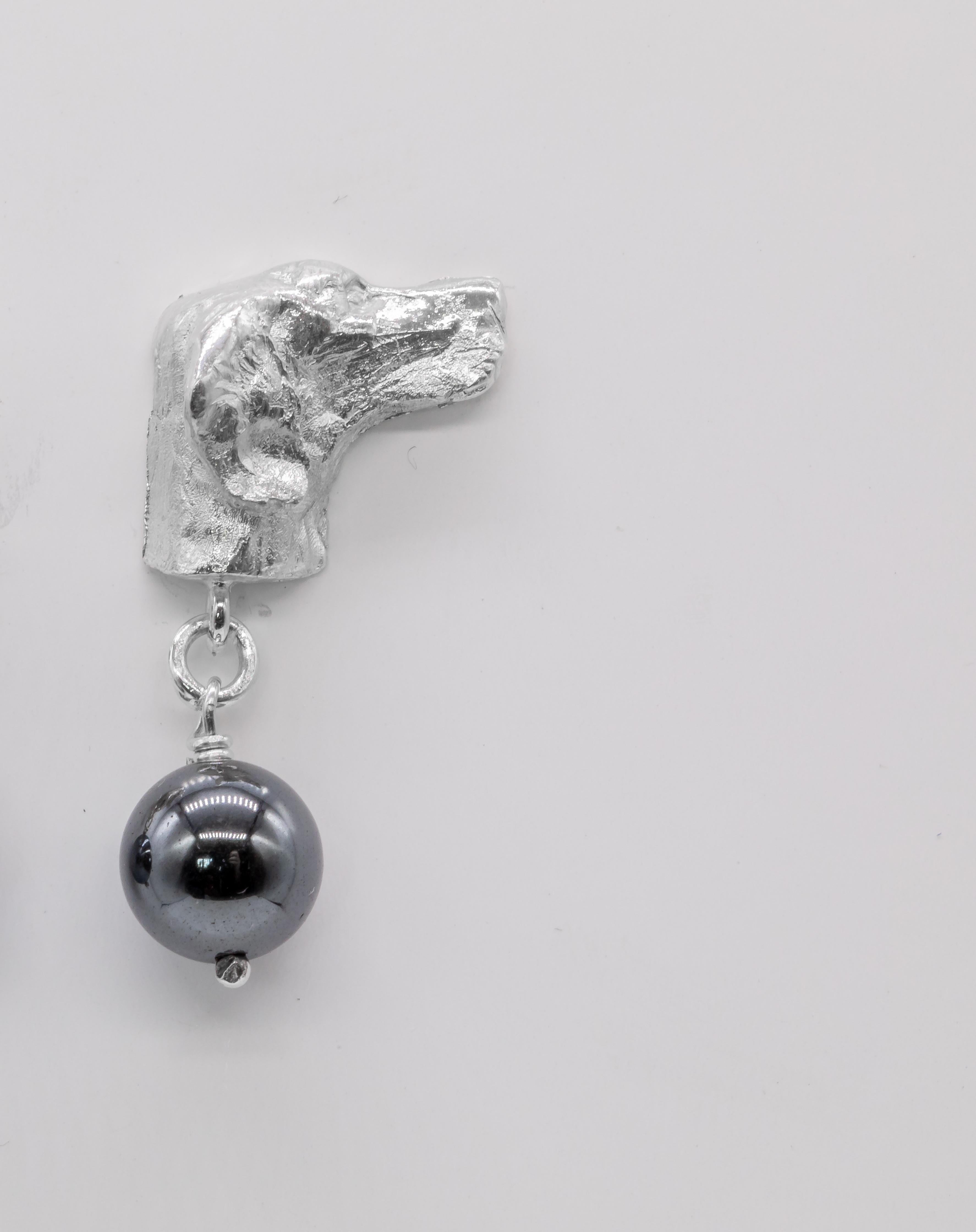 Dalla Gran Bretagna Paul Eaton VPRMS MAA ha scolpito degli orecchini a perno in argento con testa di cane Pointer e goccia di ematite (piccolo 1/2