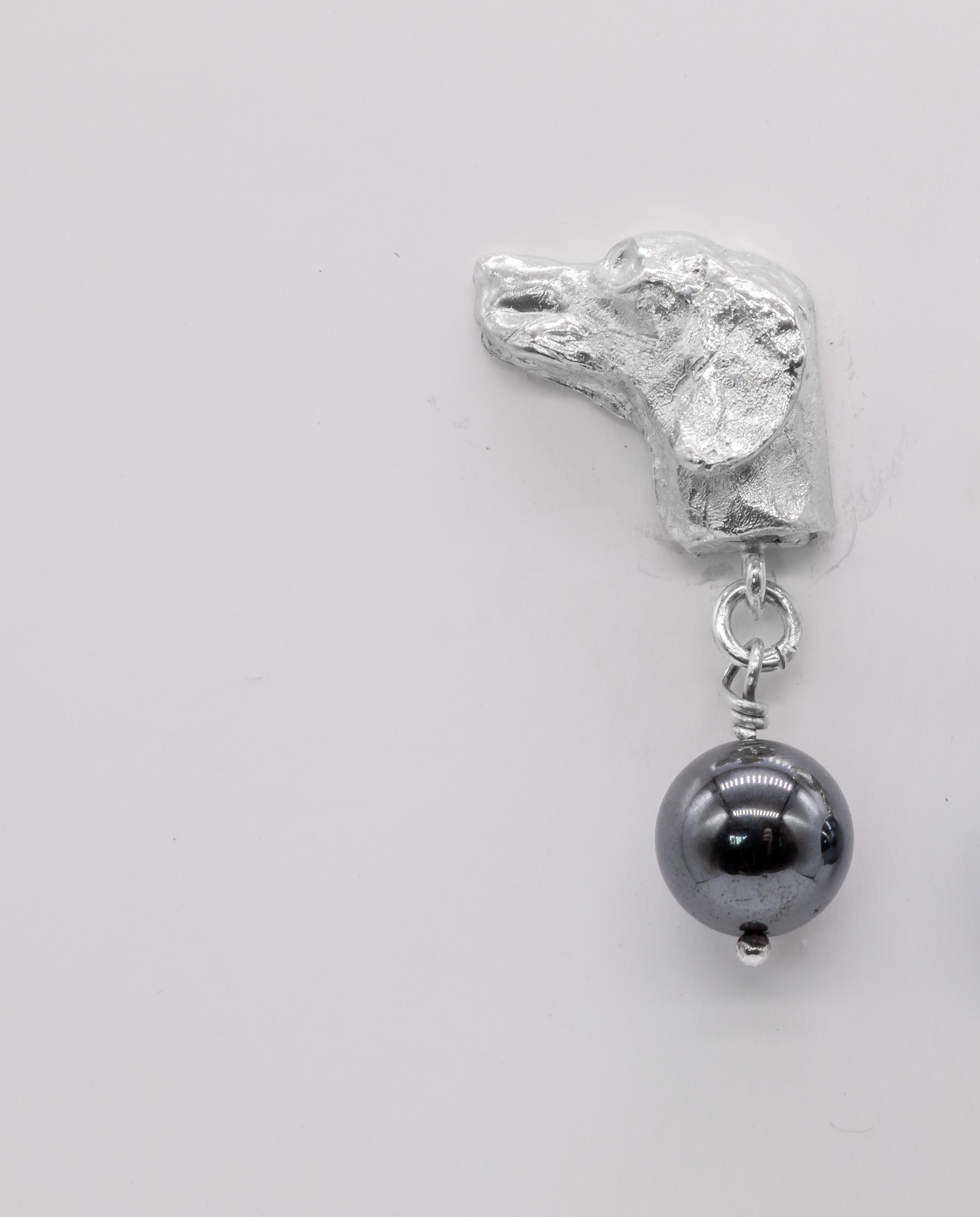 Artista Paul Eaton Orecchini con perno in argento con testa di cane Pointer scolpita e goccia di ematite in vendita