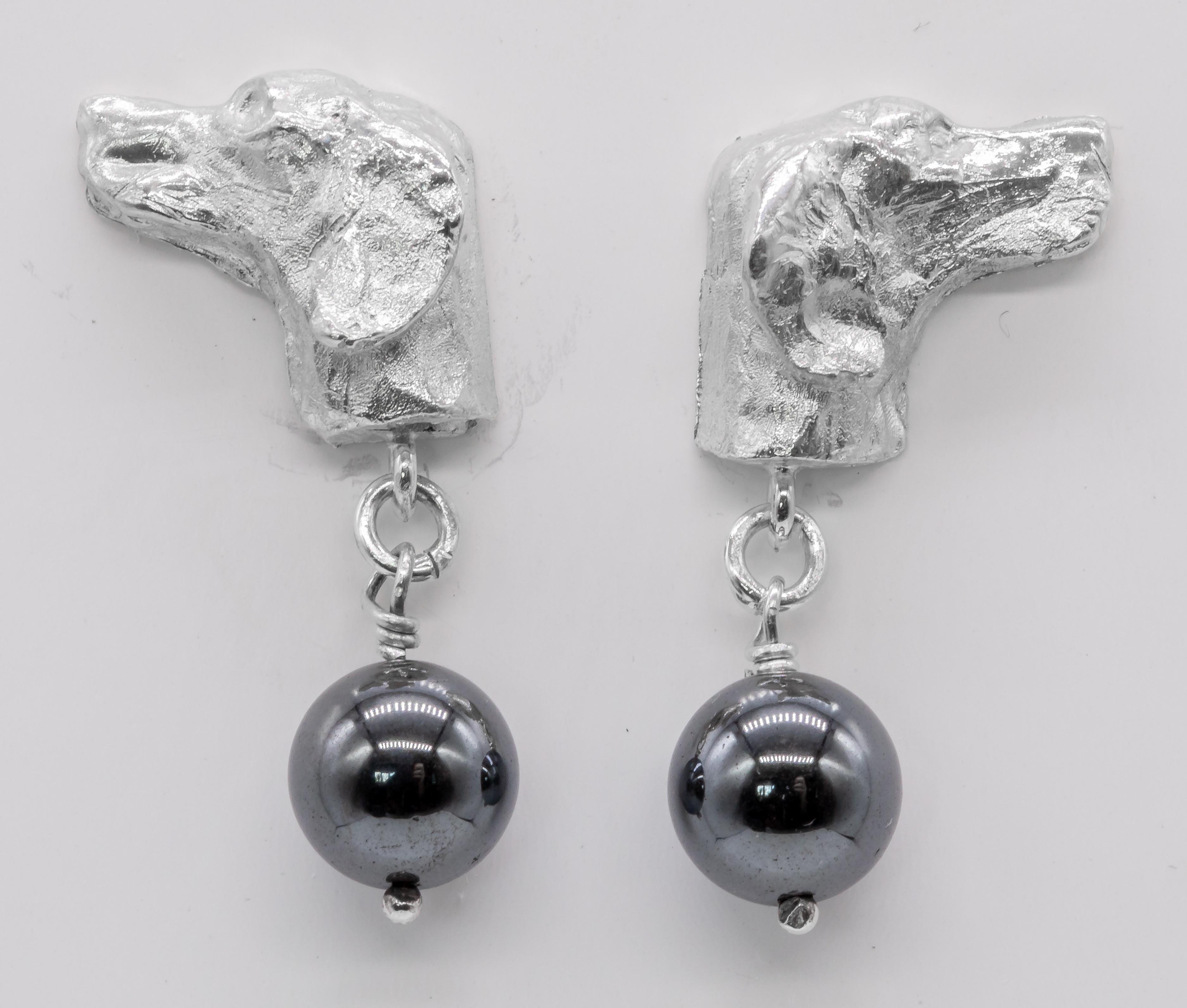 Taglio a sfera Paul Eaton Orecchini con perno in argento con testa di cane Pointer scolpita e goccia di ematite in vendita