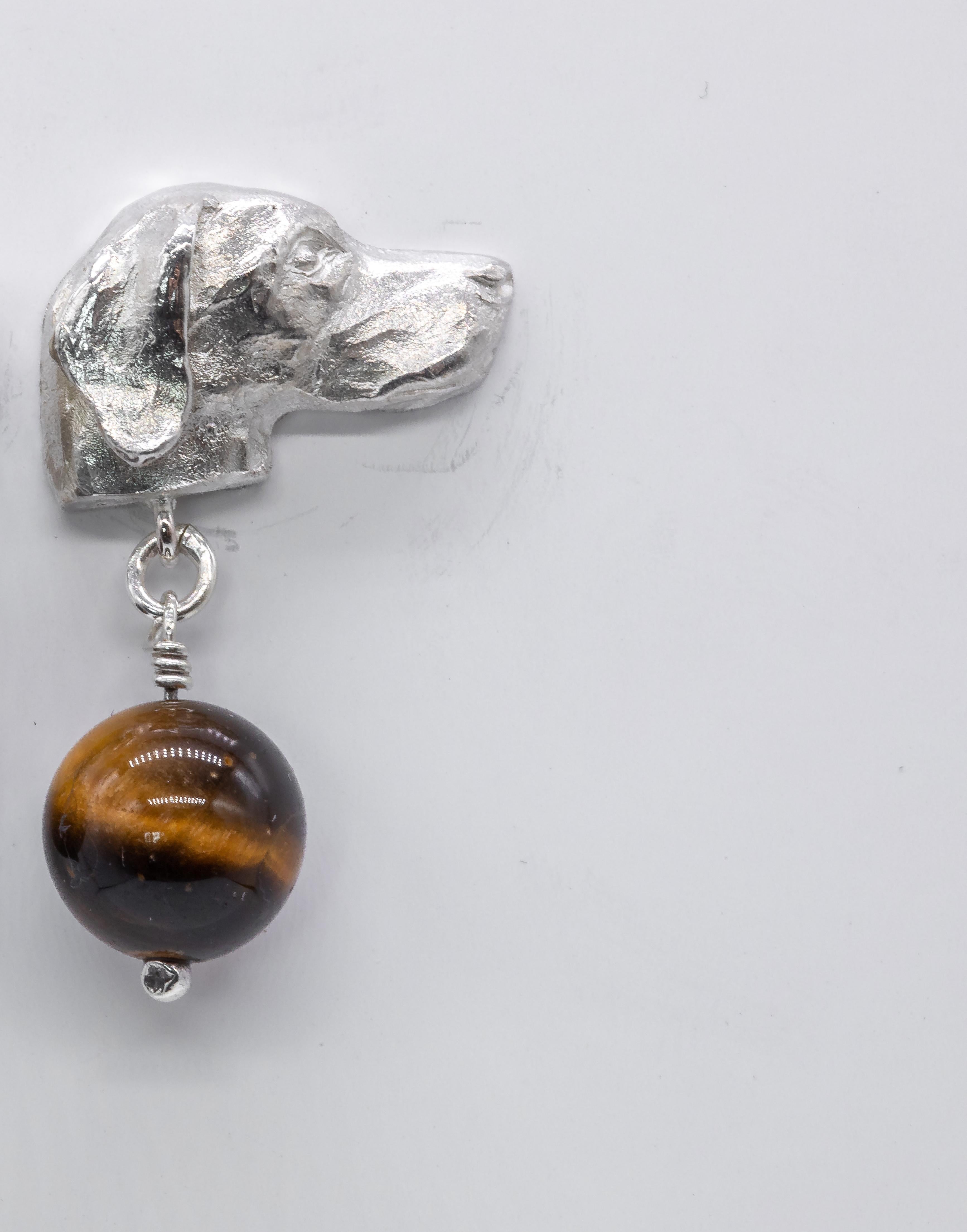 Dalla Gran Bretagna gli orecchini a perno con testa di cane Pointer scolpita in argento sterling di Paul Eaton con gocce di occhio di tigre (grande .75 