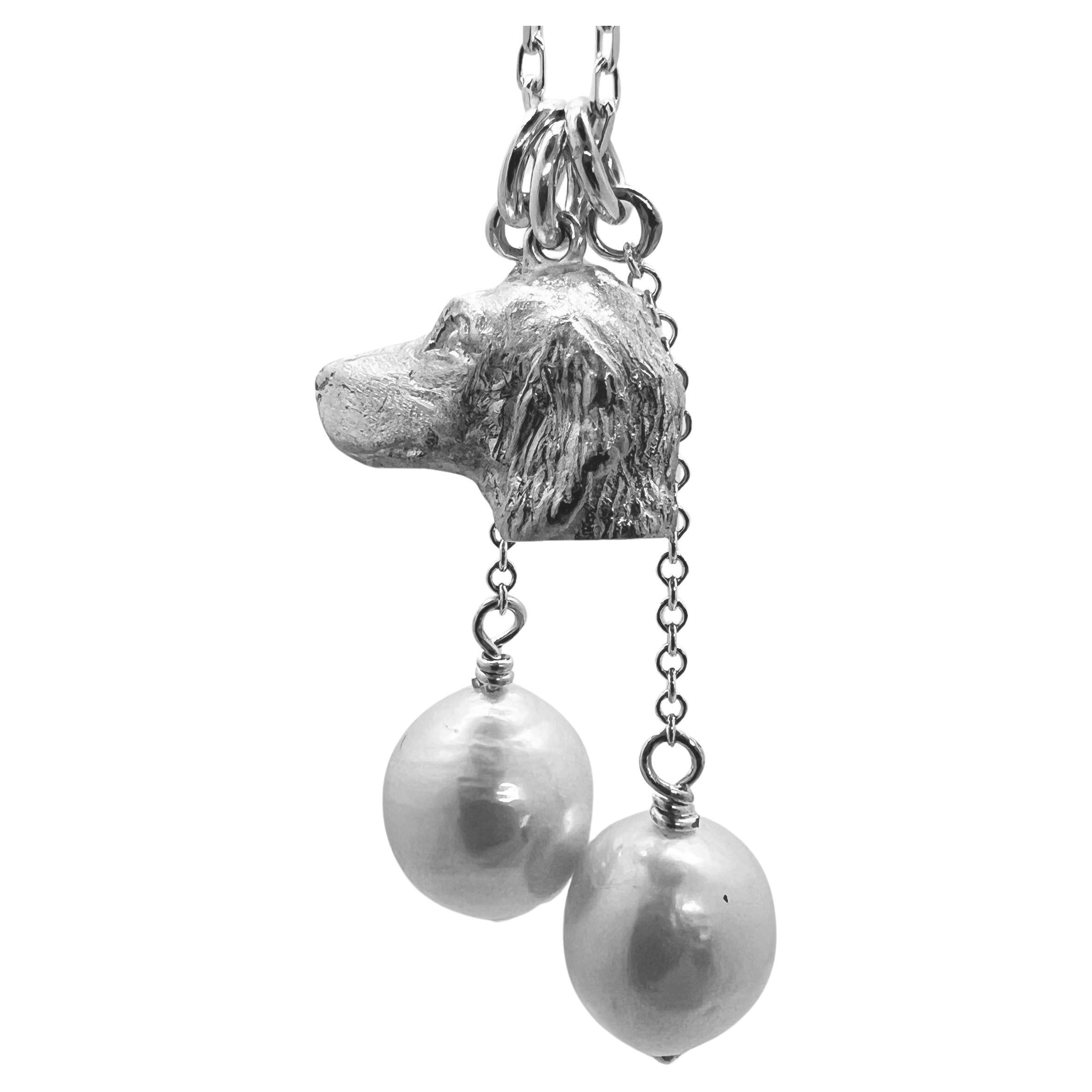 Ciondolo con testa di cane Setter scolpito di Paul Eaton e due gocce di perla d'acqua dolce in vendita