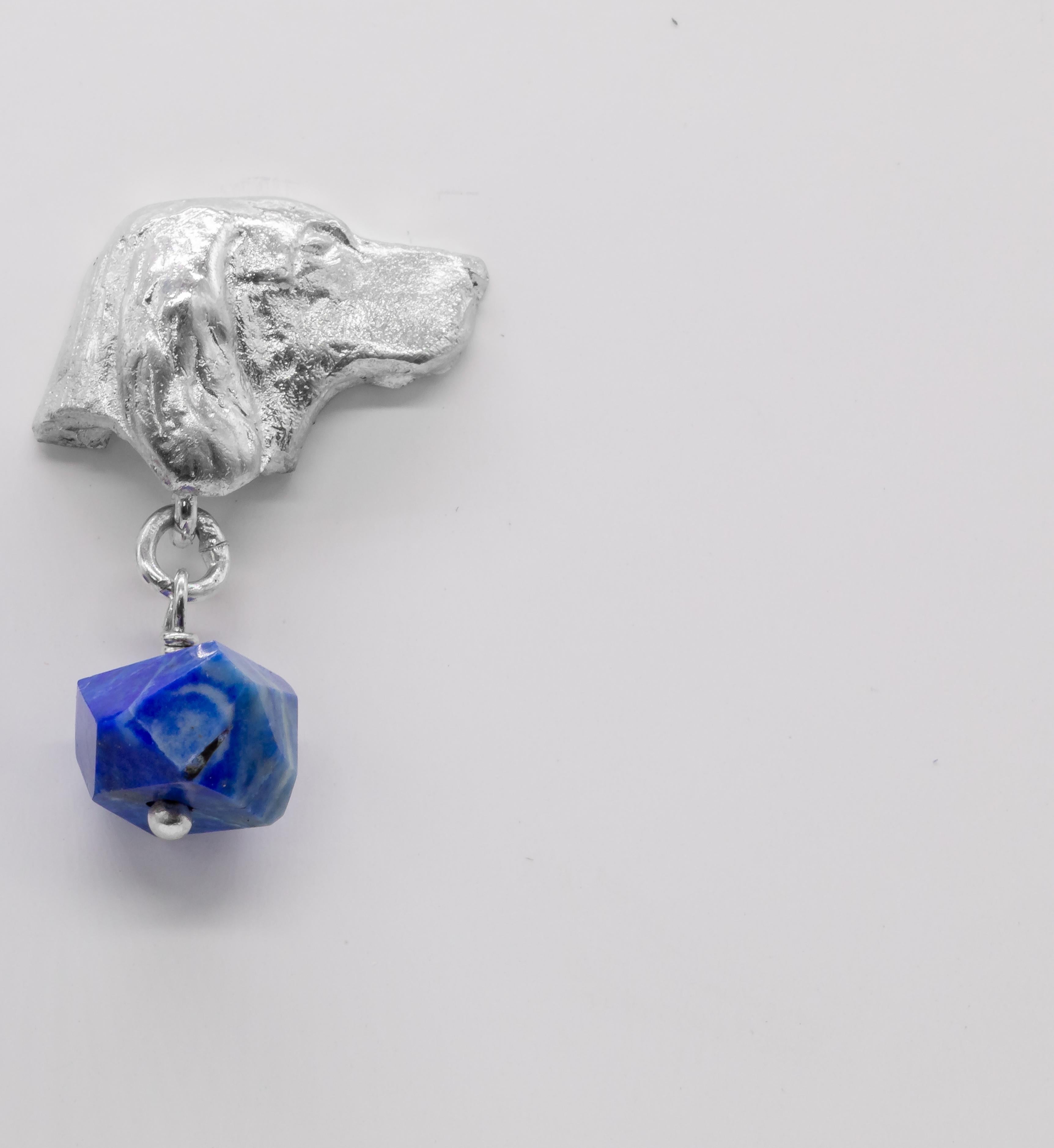 De Grande-Bretagne, Paul Eaton VPRMS MAA a sculpté des boucles d'oreilles en argent sterling avec une tête de chien épagneul et une goutte en Lapis Lazuli (1/2